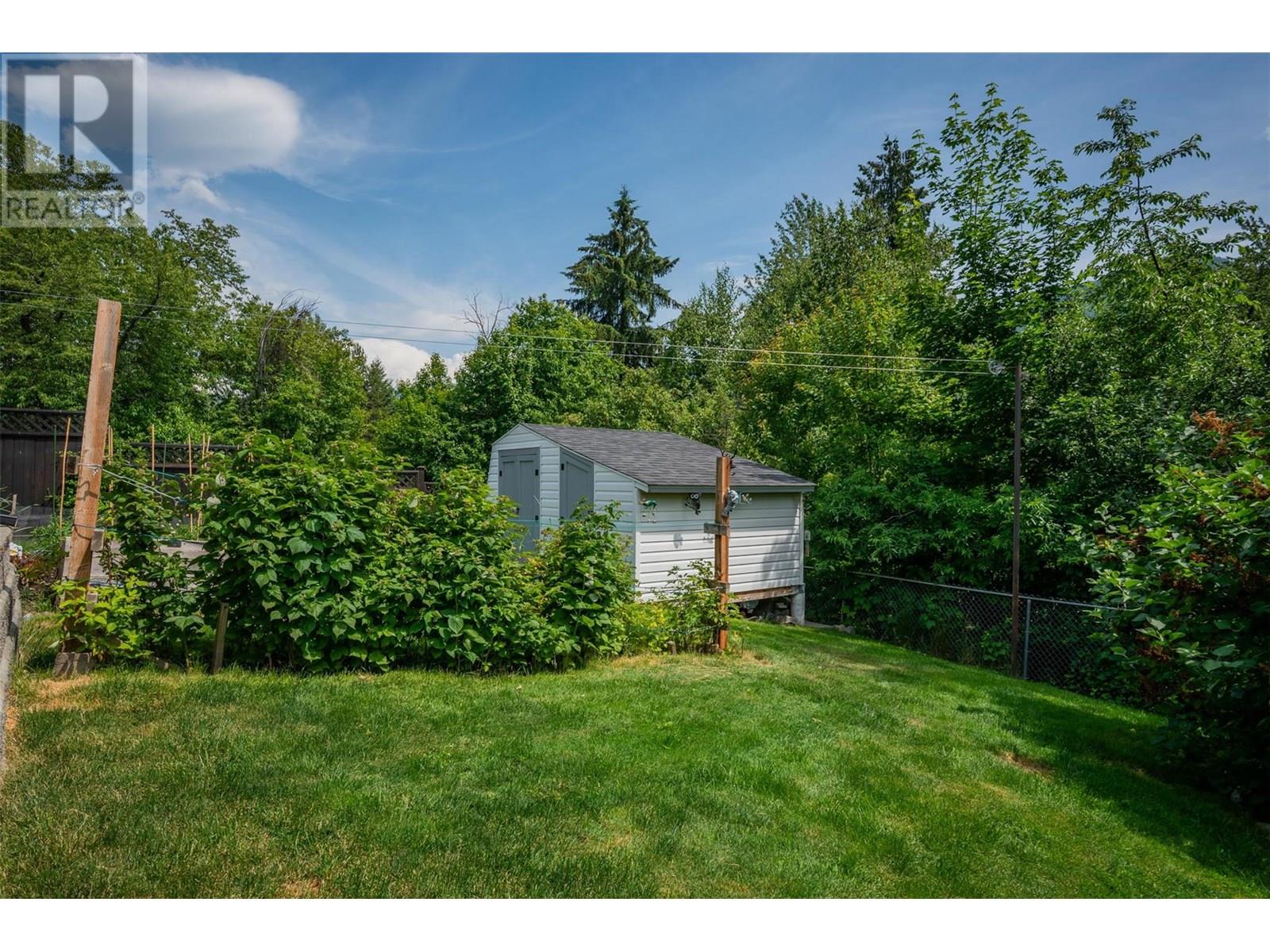 909 8th Street, Montrose, British Columbia  V0G 1P0 - Photo 51 - 10352173