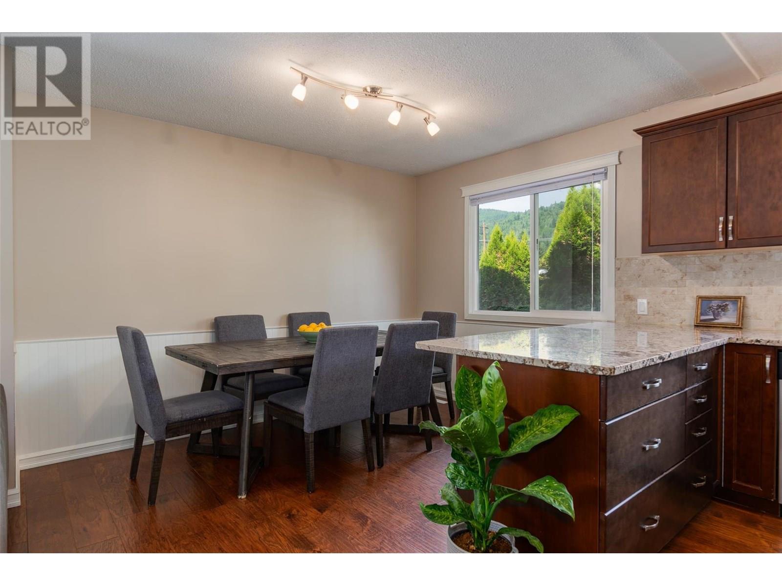 99 Johnson Road, Fruitvale, British Columbia  V0G 1L0 - Photo 10 - 10352184