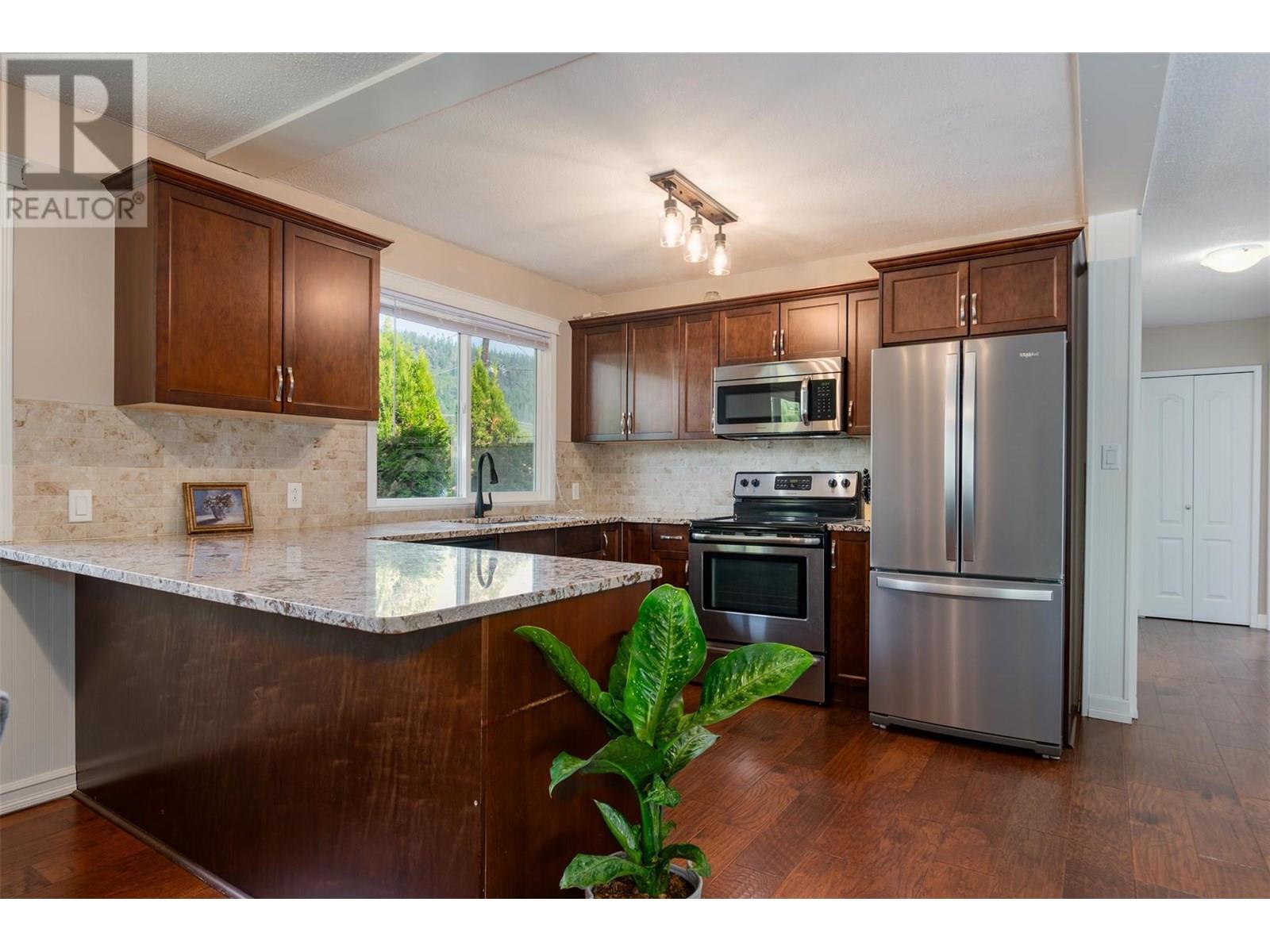 99 Johnson Road, Fruitvale, British Columbia  V0G 1L0 - Photo 11 - 10352184