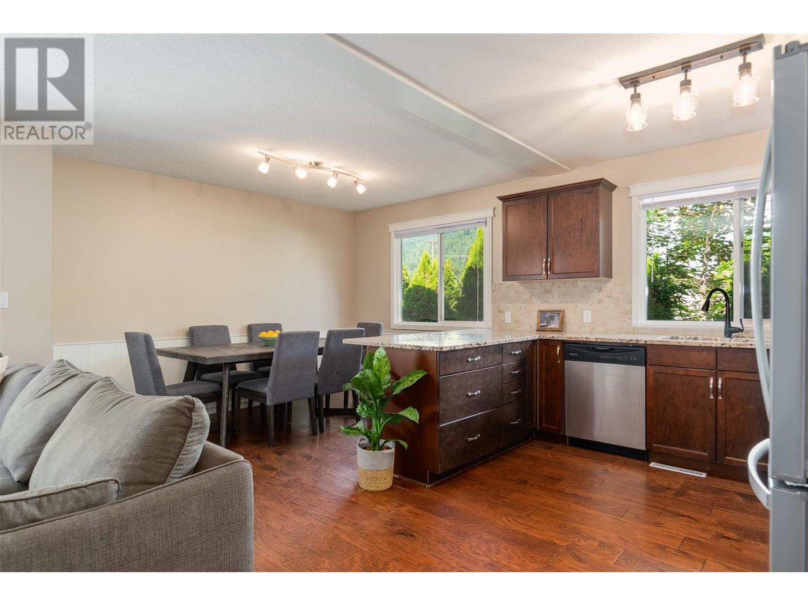 99 Johnson Road, Fruitvale, British Columbia  V0G 1L0 - Photo 6 - 10352184