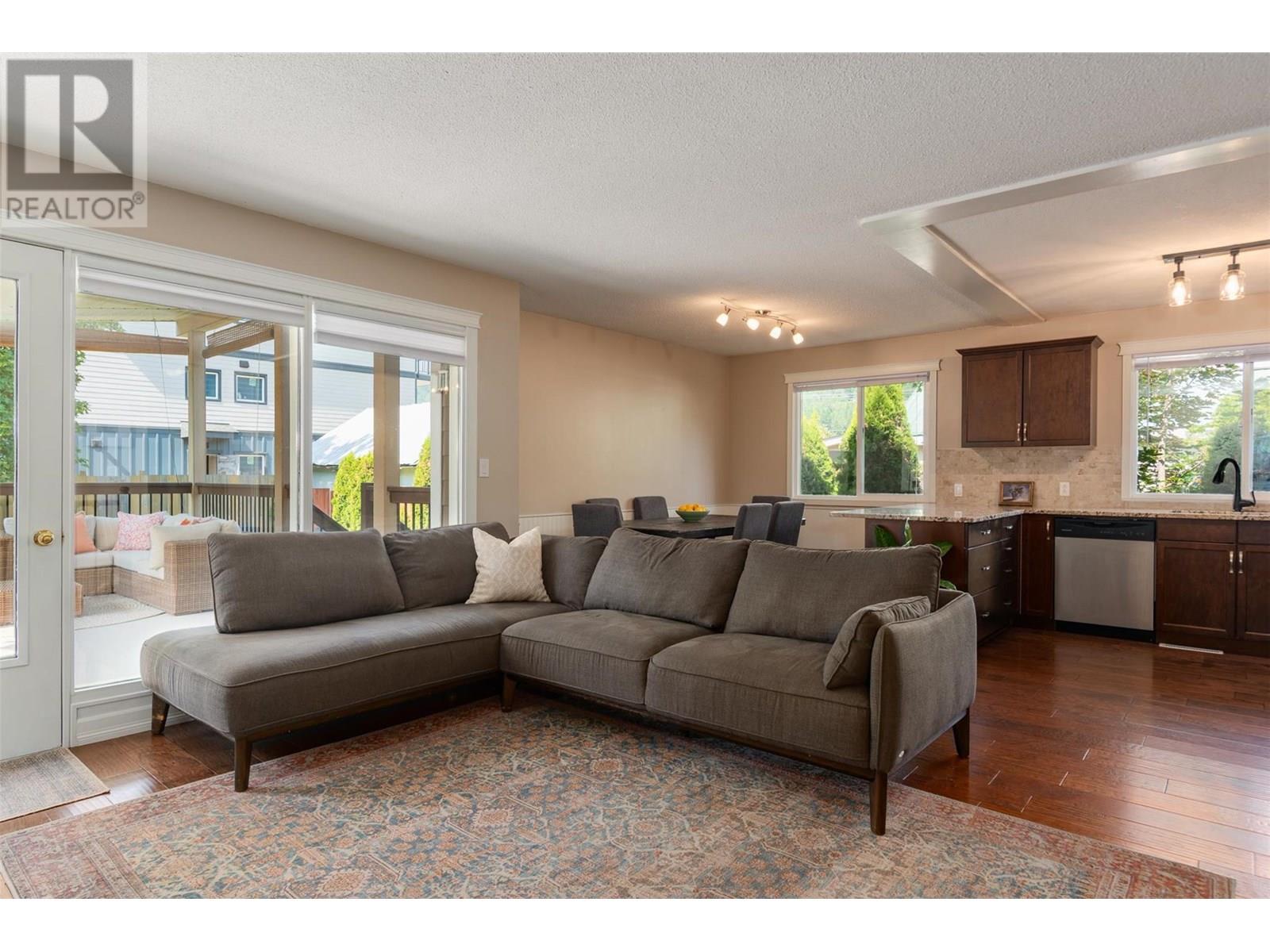 99 Johnson Road, Fruitvale, British Columbia  V0G 1L0 - Photo 7 - 10352184