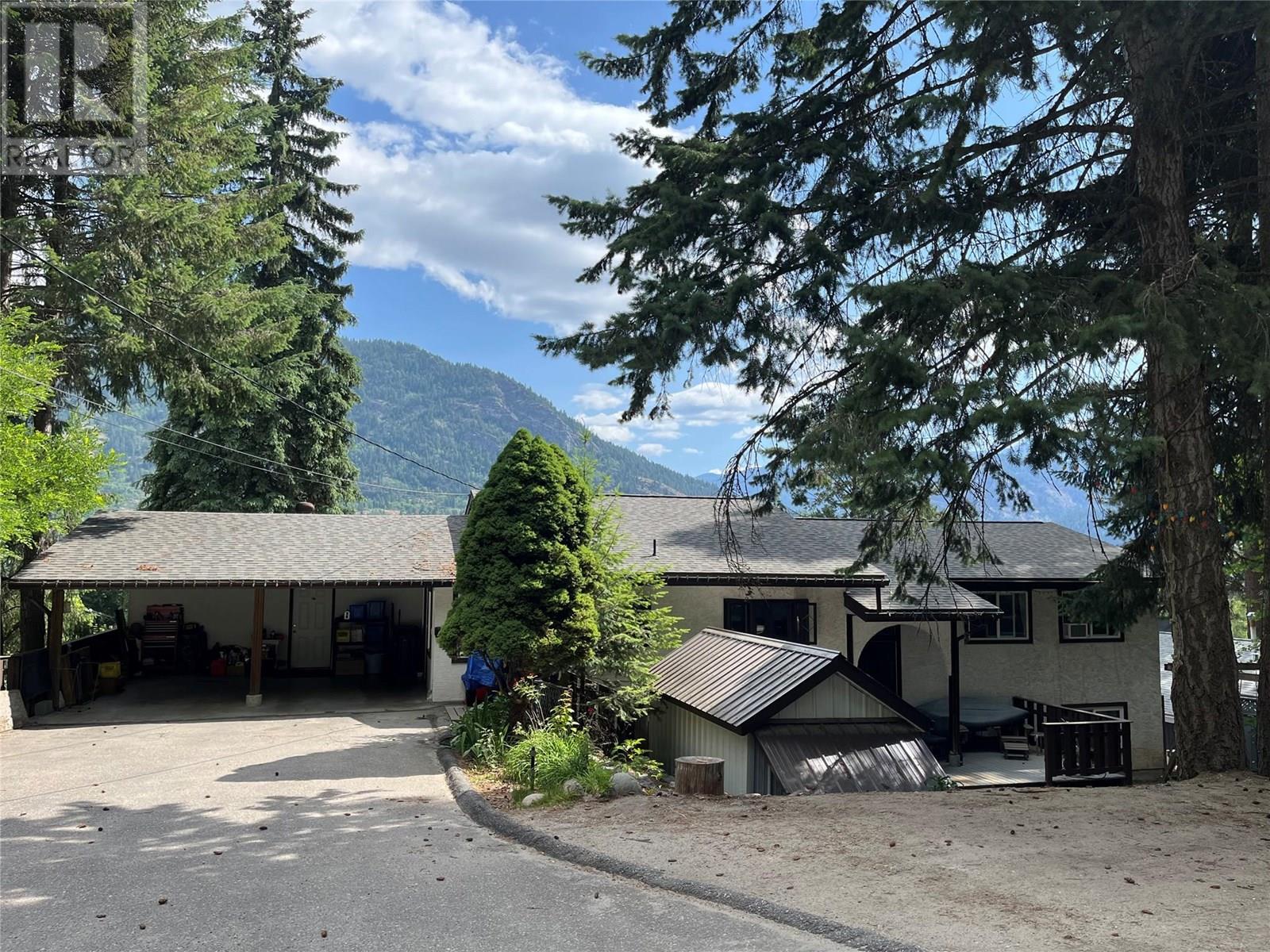 801 Lynnwood Crescent, Castlegar, British Columbia  V1N 1E5 - Photo 1 - 10352071