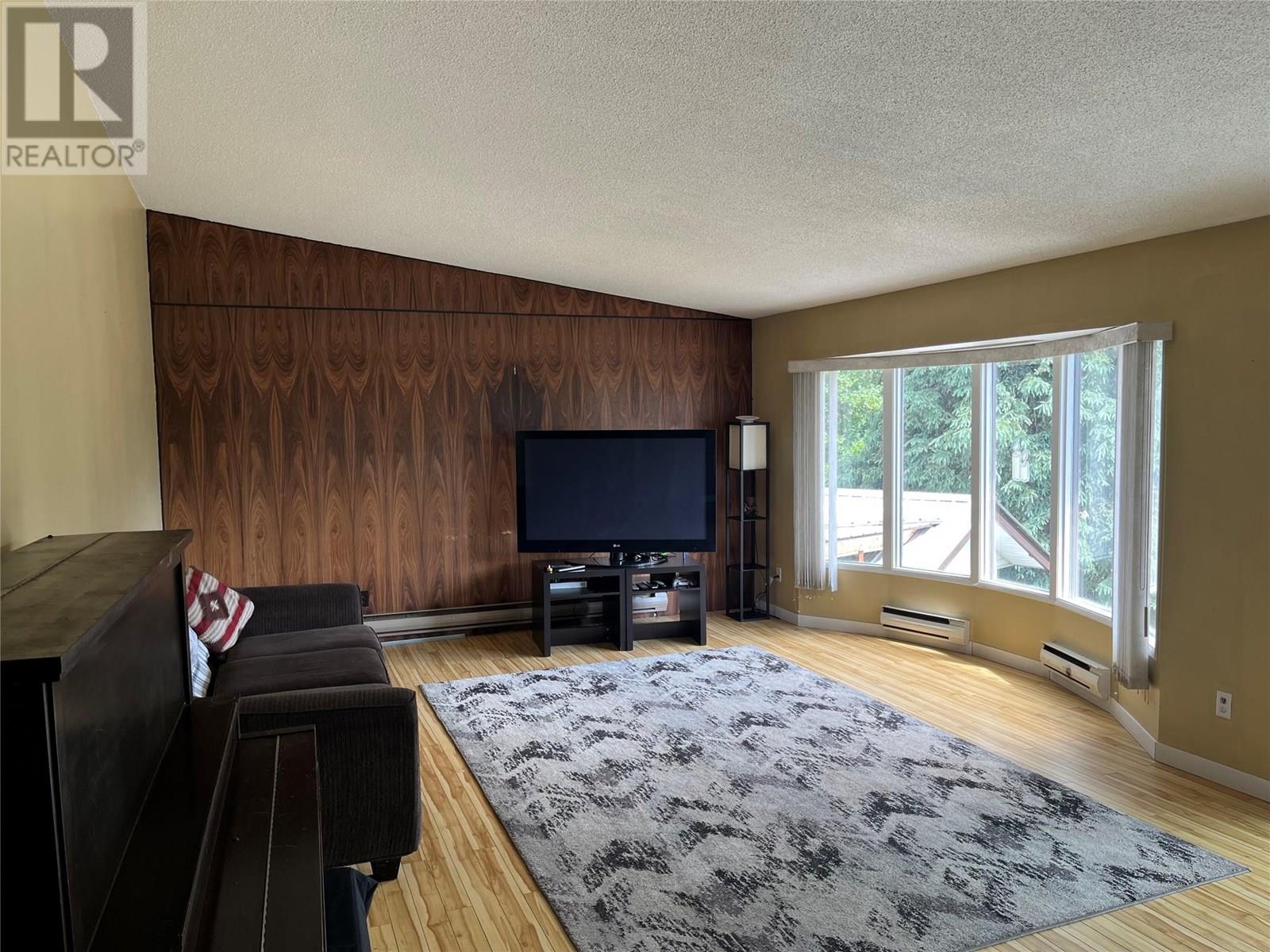 801 Lynnwood Crescent, Castlegar, British Columbia  V1N 1E5 - Photo 2 - 10352071