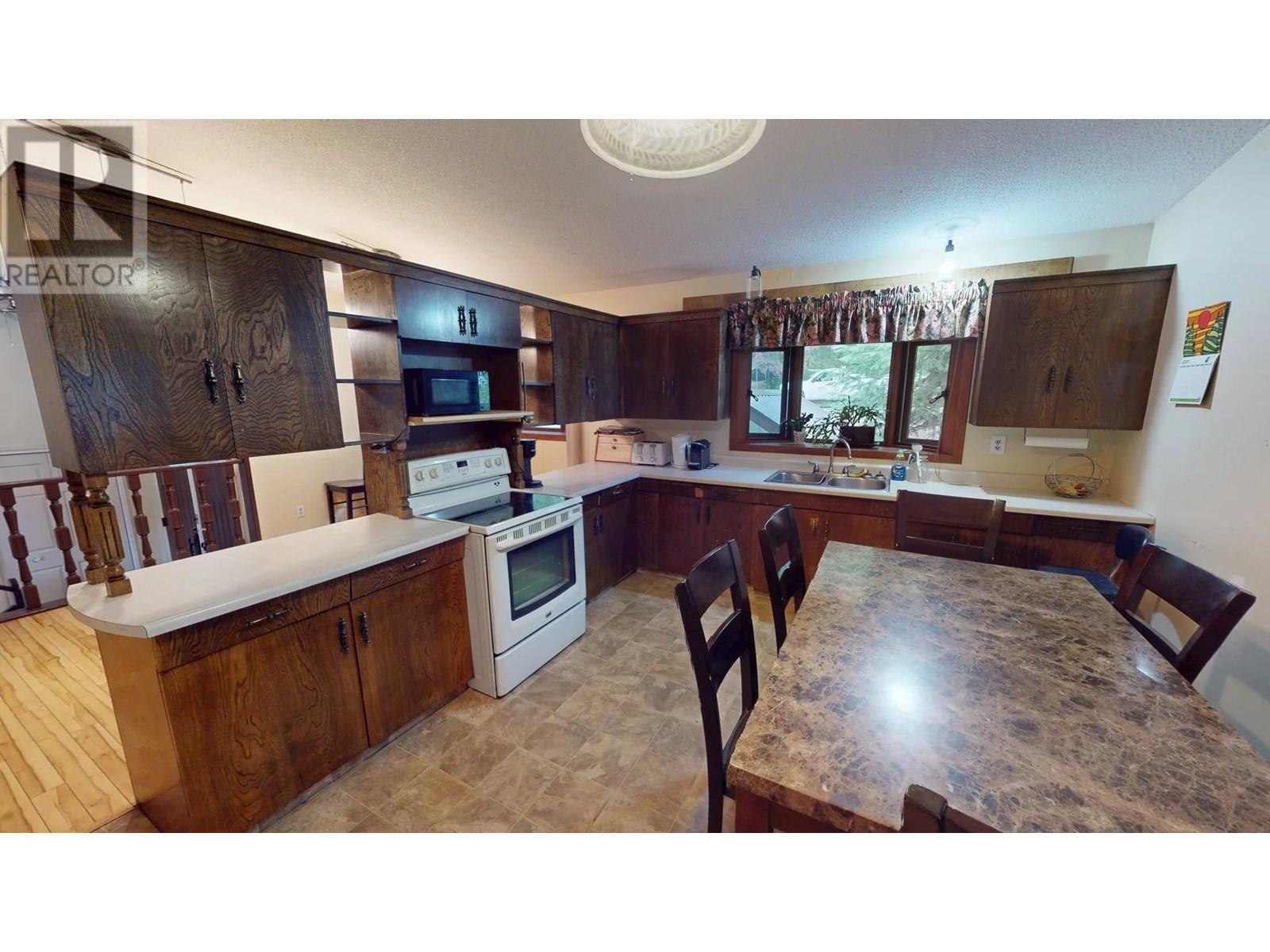 801 Lynnwood Crescent, Castlegar, British Columbia  V1N 1E5 - Photo 4 - 10352071