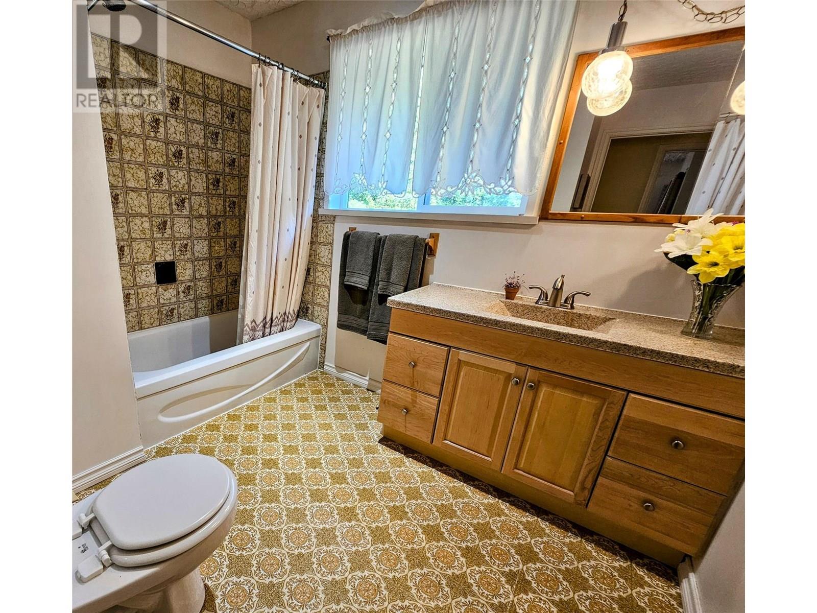 2235 Highway 3b, Fruitvale, British Columbia  V0G 1L0 - Photo 18 - 10351908