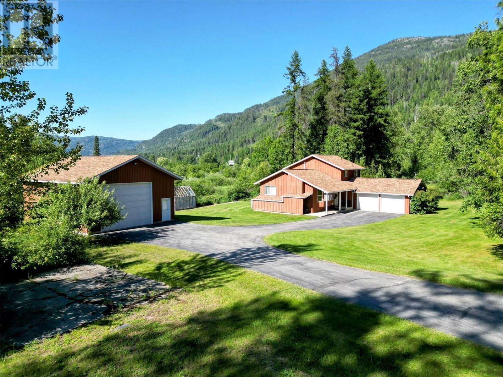 2235 Highway 3b, Fruitvale, British Columbia  V0G 1L0 - Photo 2 - 10351908