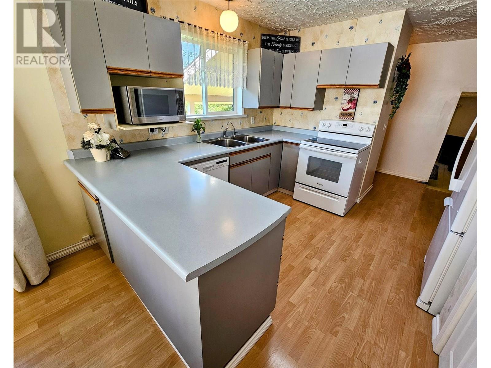 2235 Highway 3b, Fruitvale, British Columbia  V0G 1L0 - Photo 9 - 10351908