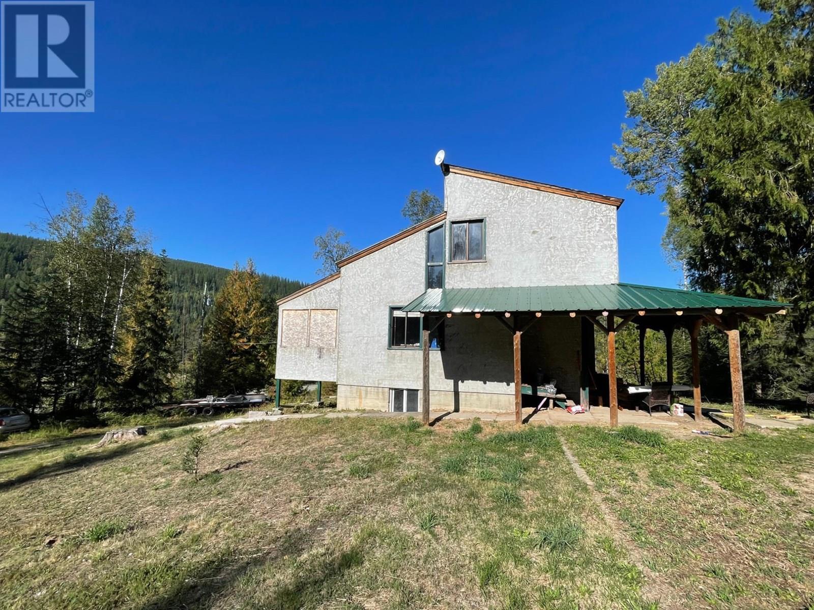 7826 3 Highway, Yahk, British Columbia  V0B 2P0 - Photo 2 - 10352619