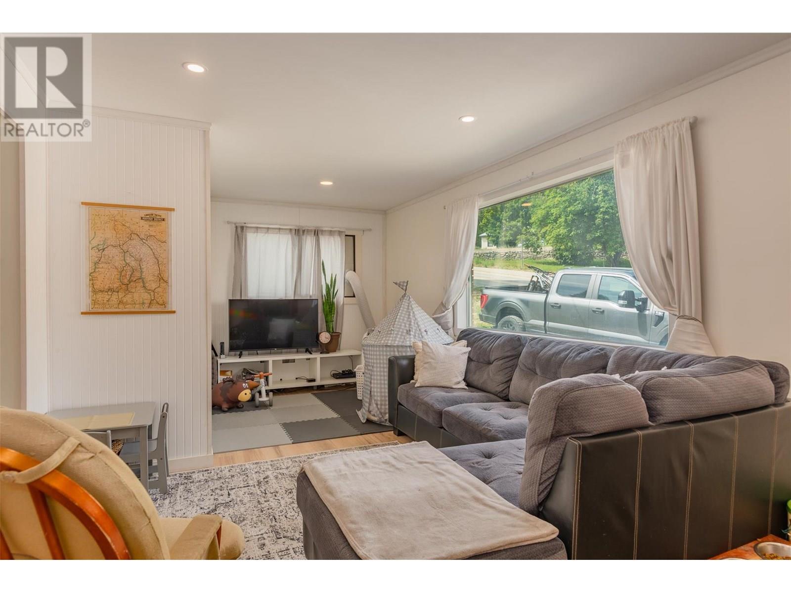 1953 Plewman Way, Rossland, British Columbia  V0G 1Y0 - Photo 2 - 10353239