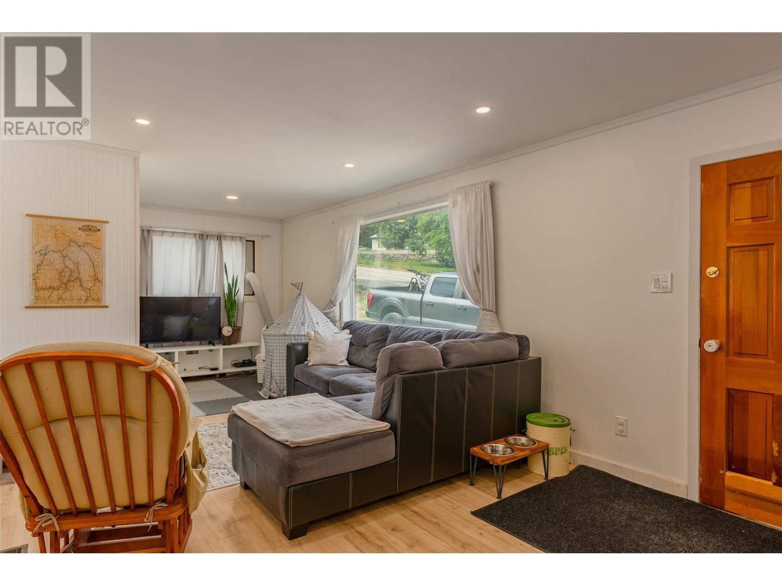 1953 Plewman Way, Rossland, British Columbia  V0G 1Y0 - Photo 3 - 10353239