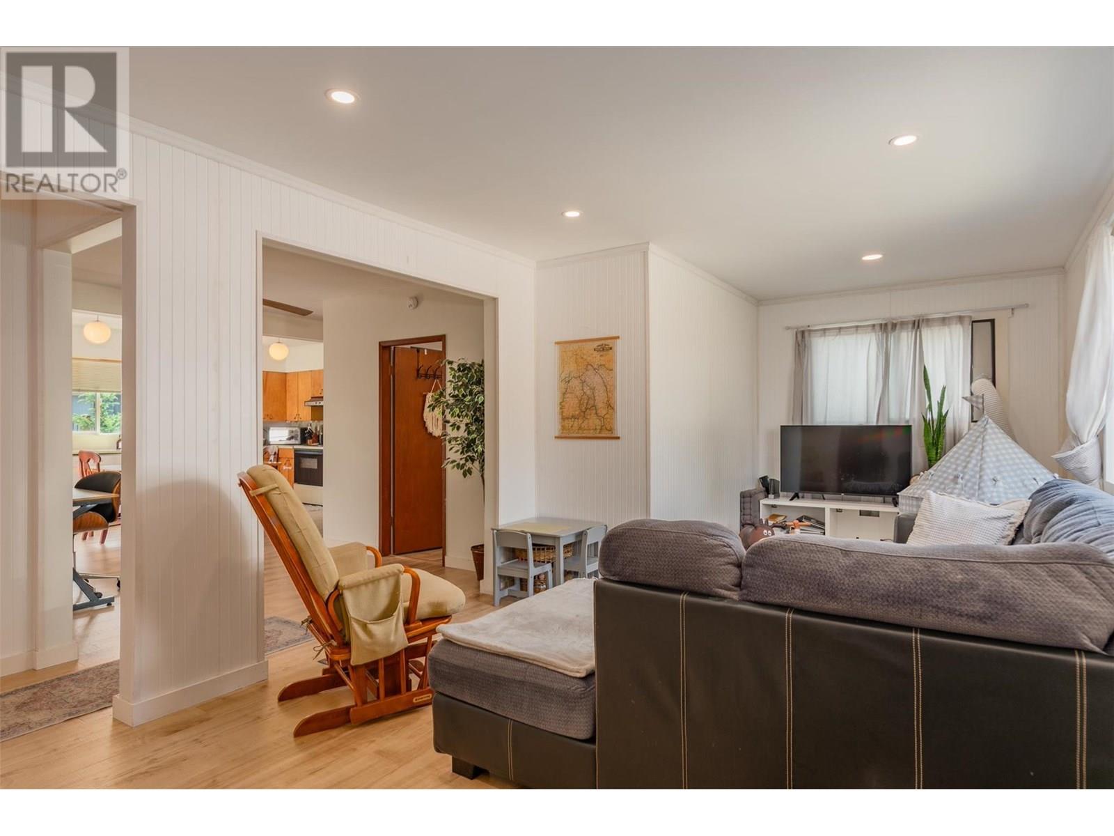 1953 Plewman Way, Rossland, British Columbia  V0G 1Y0 - Photo 4 - 10353239