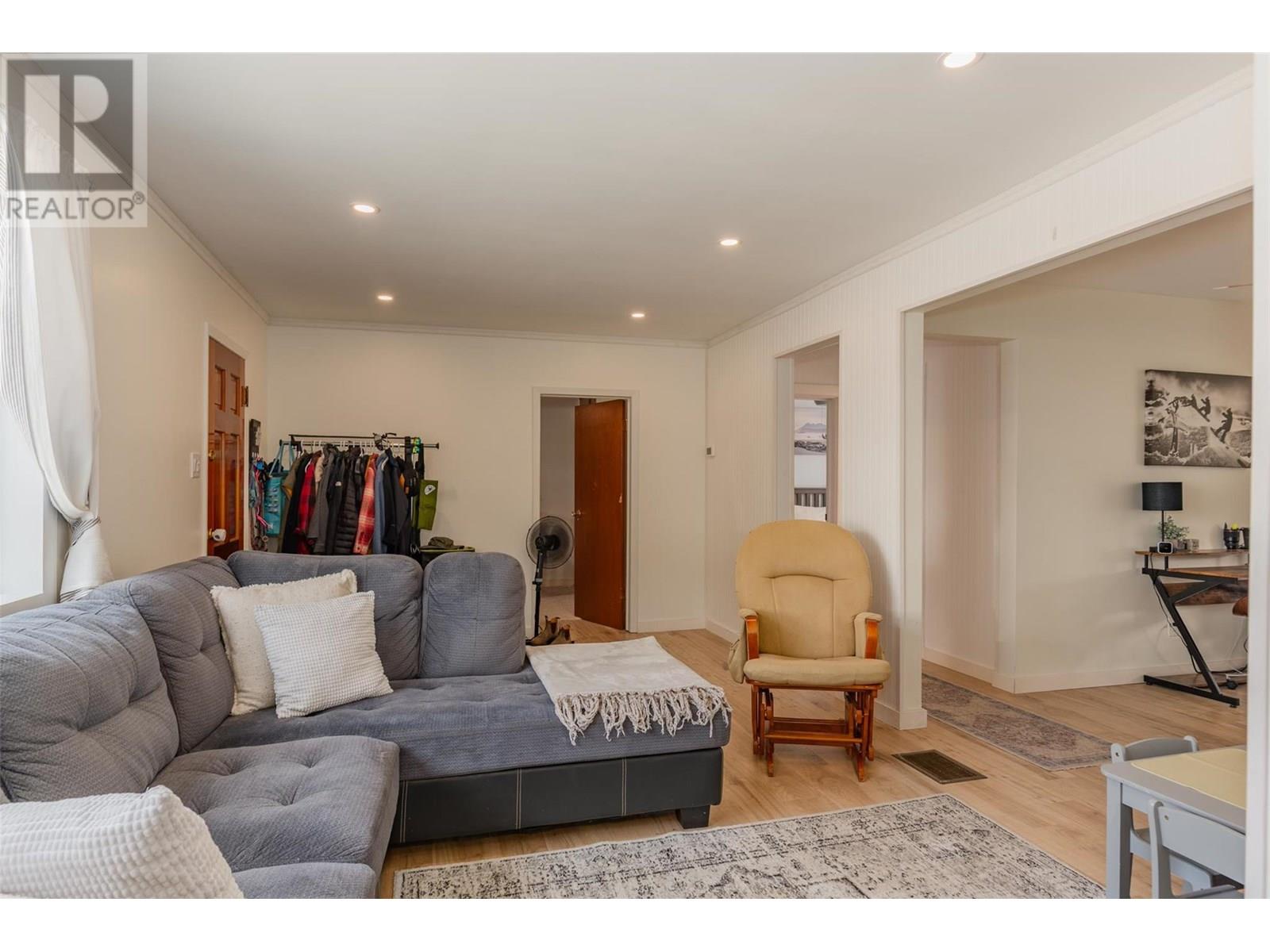 1953 Plewman Way, Rossland, British Columbia  V0G 1Y0 - Photo 5 - 10353239