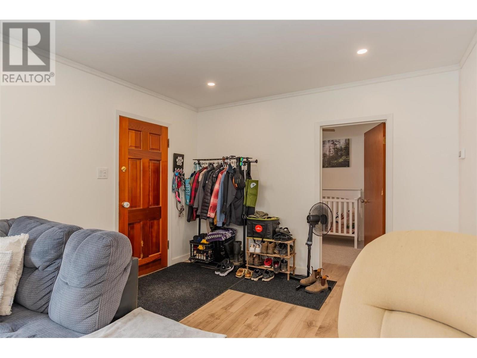 1953 Plewman Way, Rossland, British Columbia  V0G 1Y0 - Photo 6 - 10353239