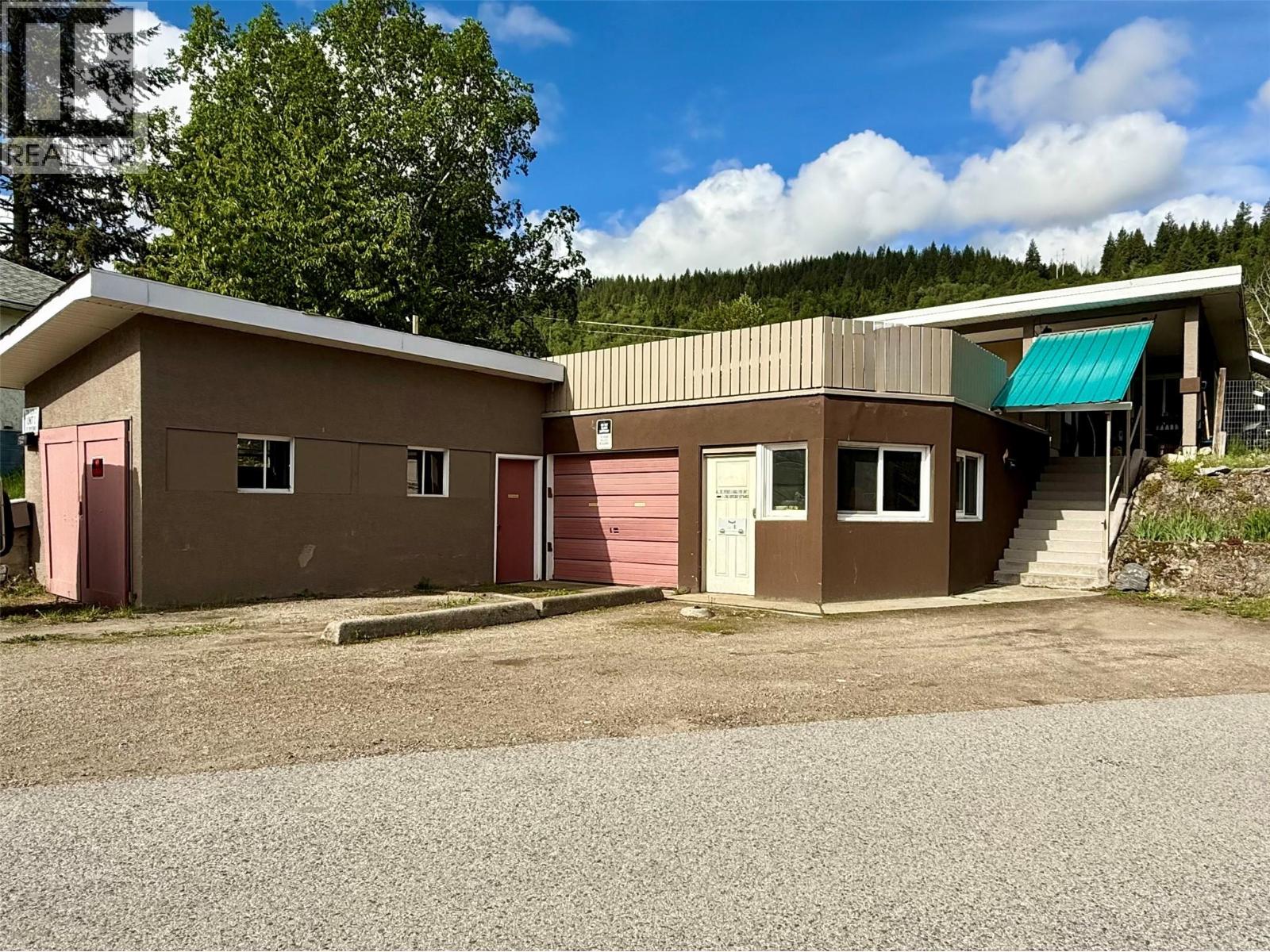 714 12th Street, Castlegar, British Columbia  V1N 2K3 - Photo 2 - 10353750
