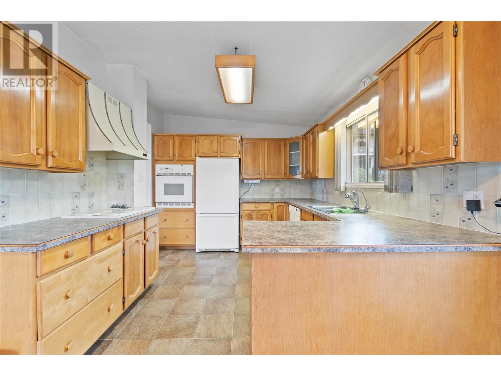 1431 15 Street Se, Salmon Arm, British Columbia  V1E 2G8 - Photo 4 - 10353355