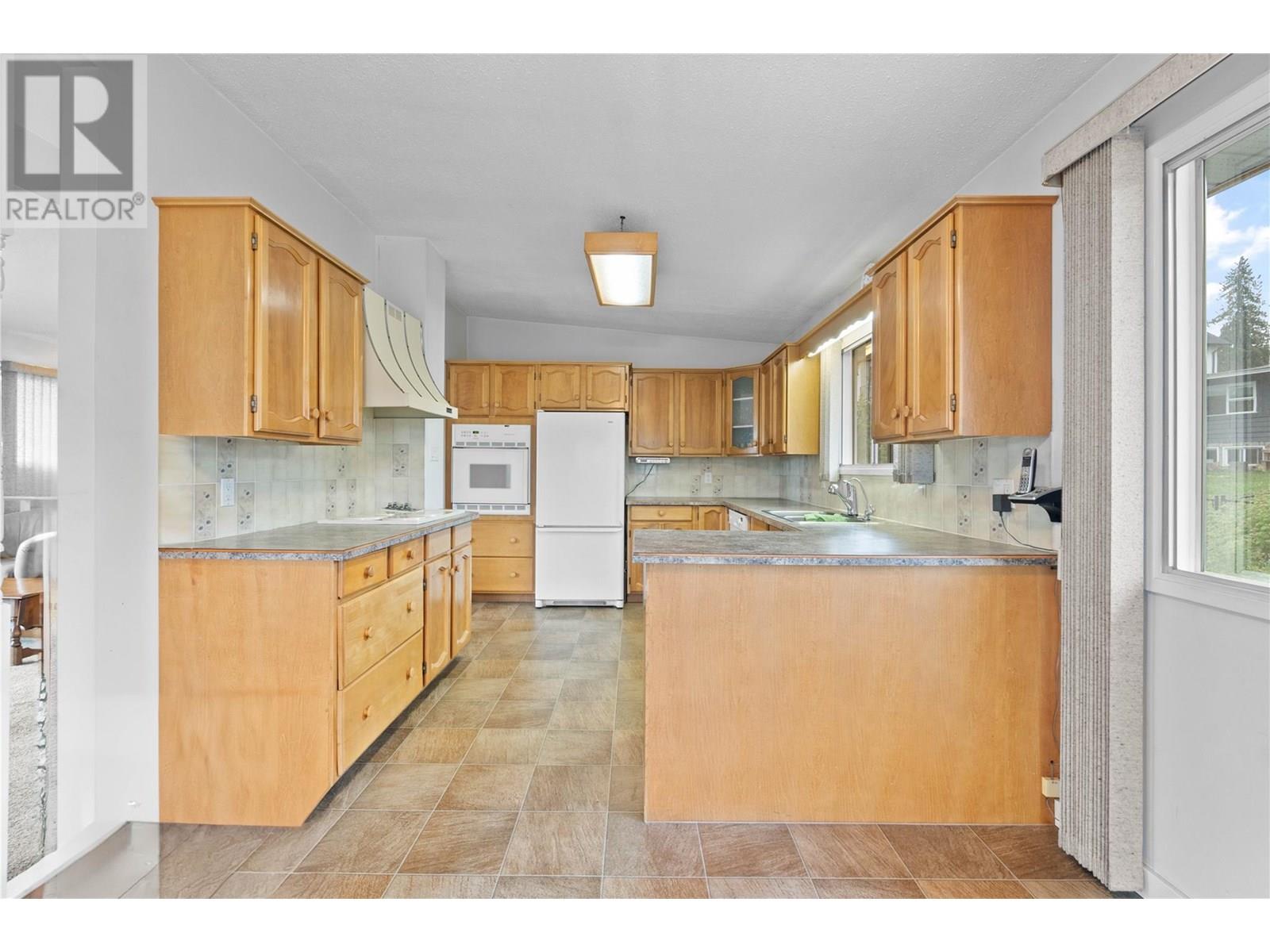 1431 15 Street Se, Salmon Arm, British Columbia  V1E 2G8 - Photo 5 - 10353355