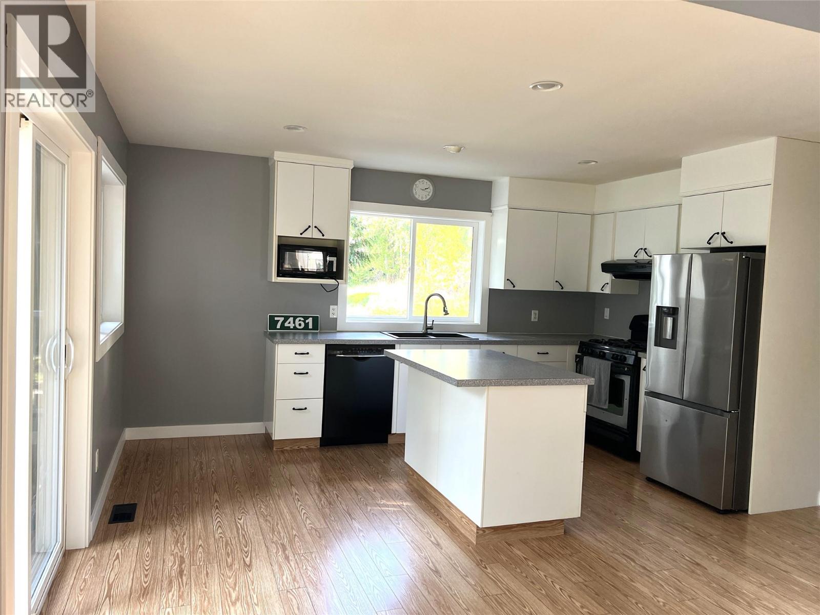 7461 Stampede Trail, Anglemont, British Columbia  V0E 1M8 - Photo 3 - 10354042