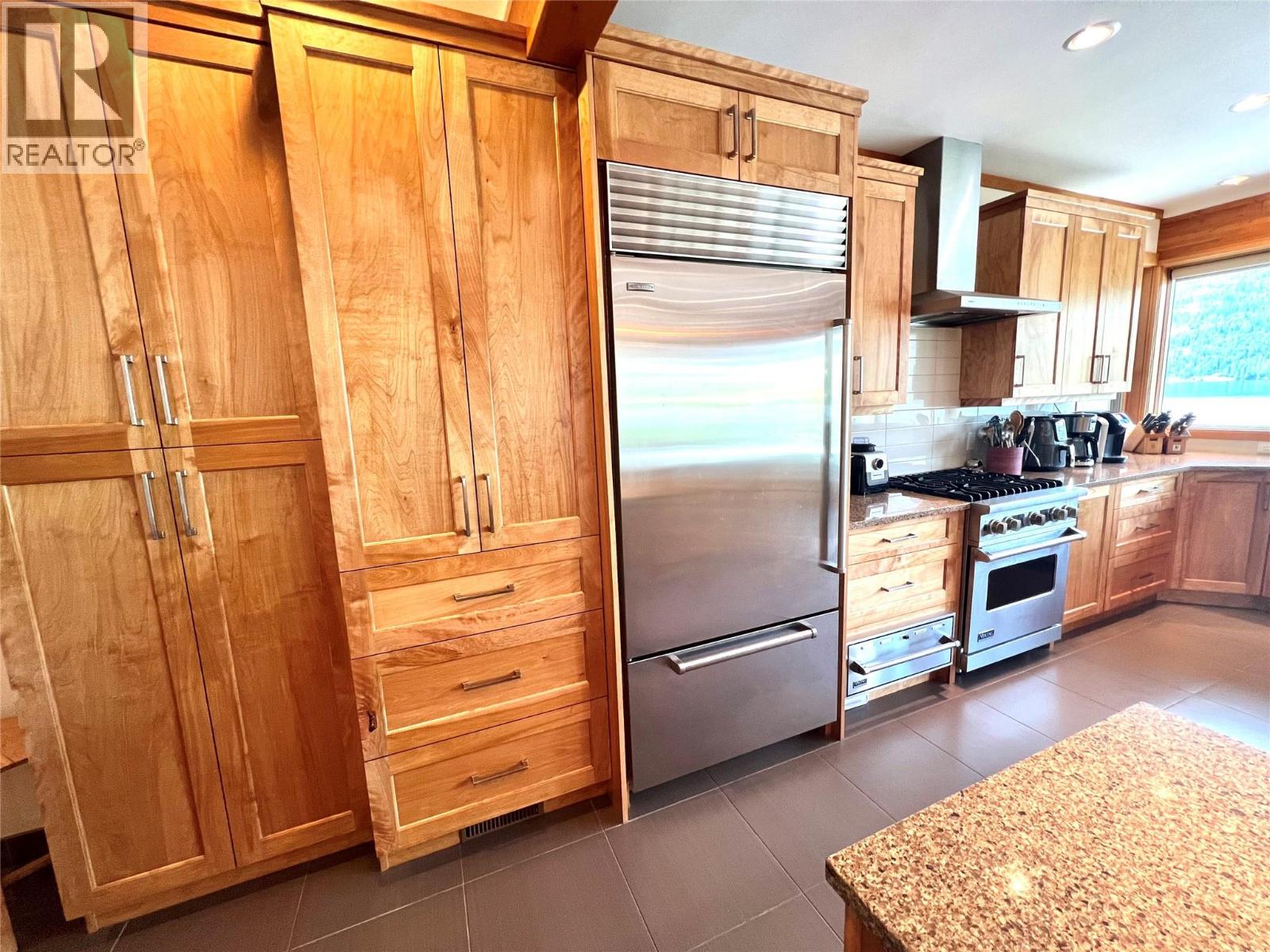 2411 Sunset Drive, Christina Lake, British Columbia  V0H 1E2 - Photo 17 - 10353981