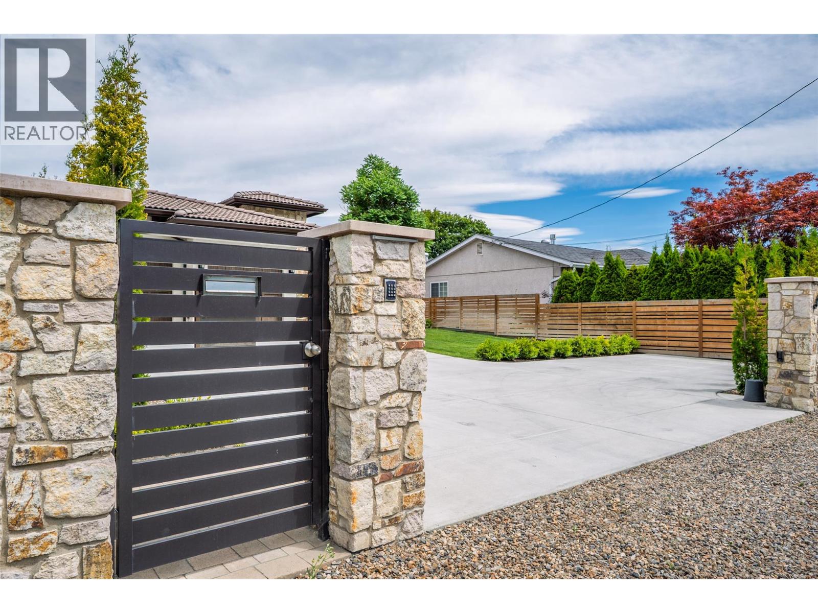 3567 Lakeshore Road, Kelowna, British Columbia  V1W 3K1 - Photo 6 - 10354923