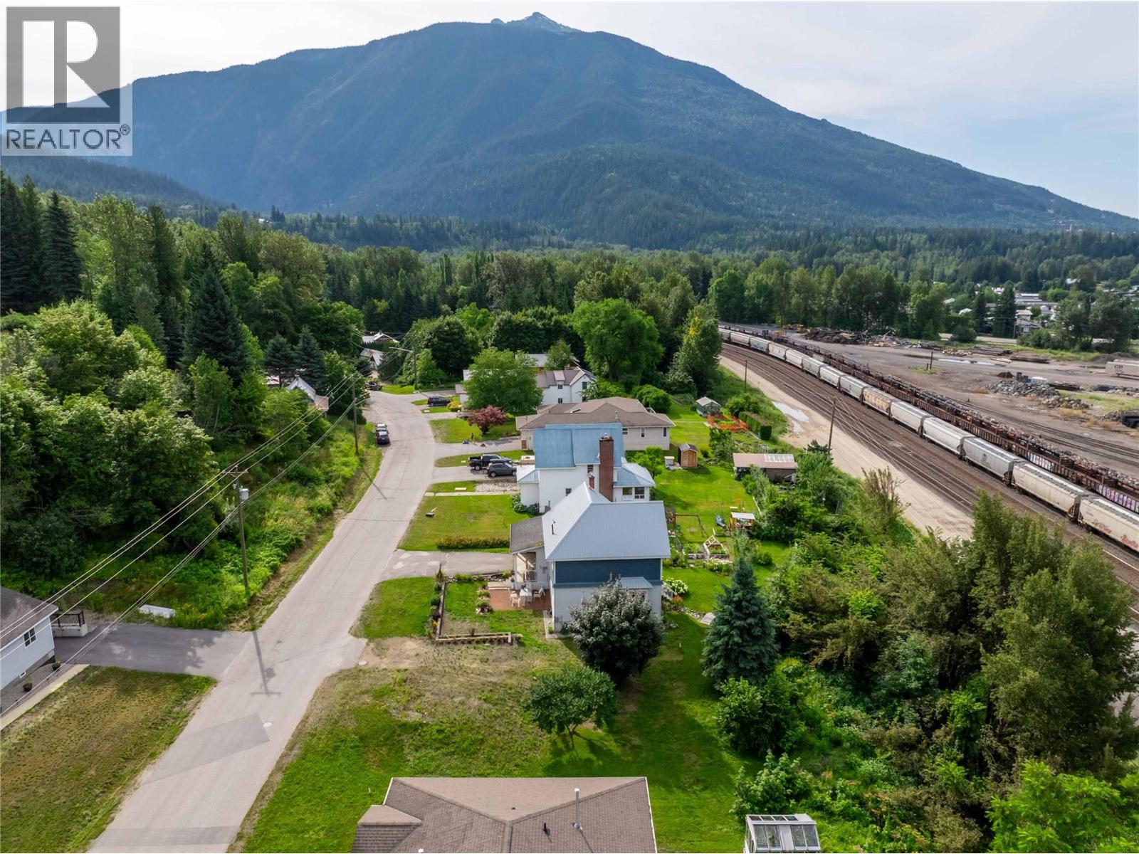 157 Track Street E, Revelstoke, British Columbia  V0E 2S2 - Photo 3 - 10356351