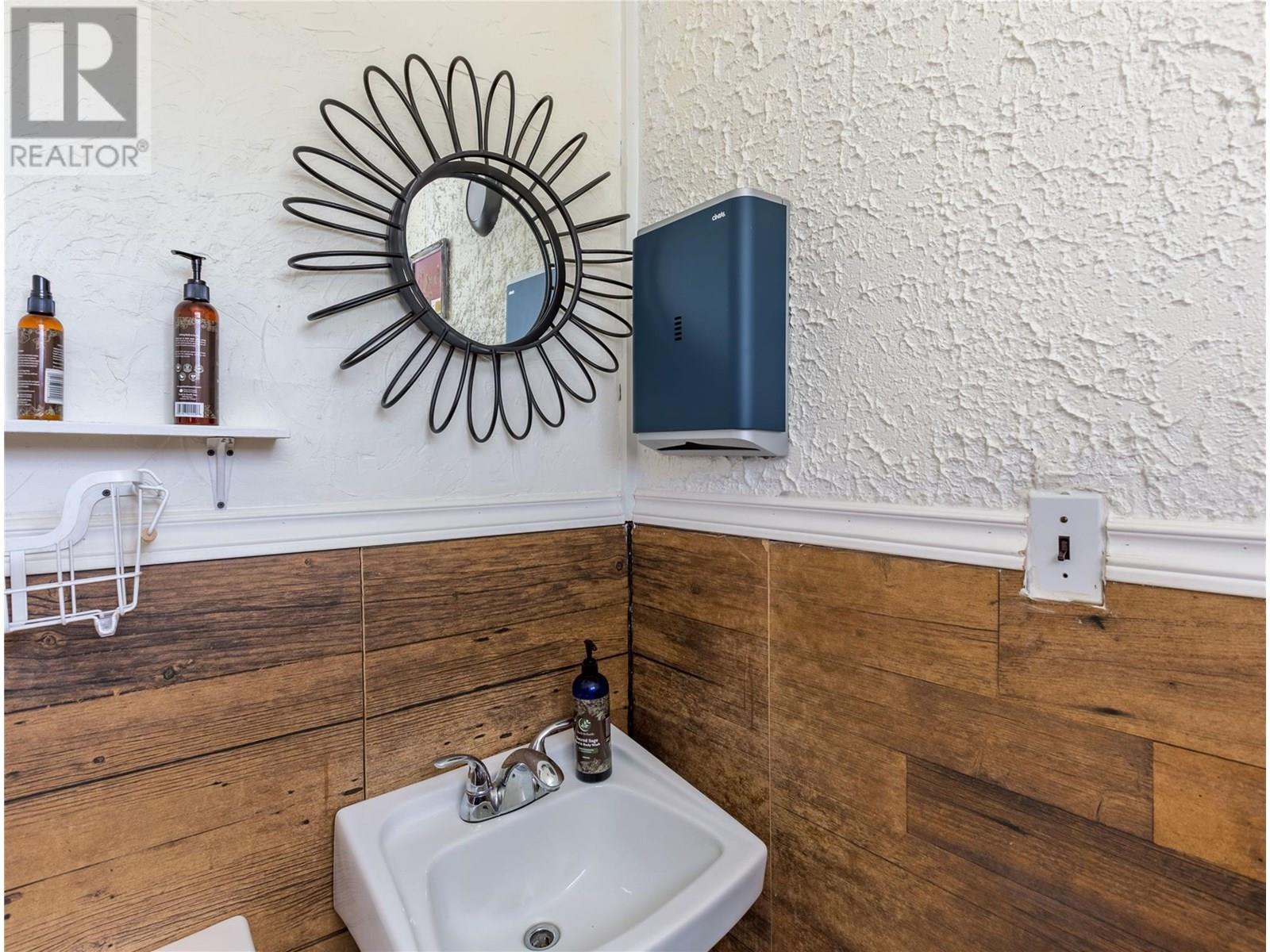 6342 6 Highway, Lavington, British Columbia  V1B 3C7 - Photo 6 - 10356250