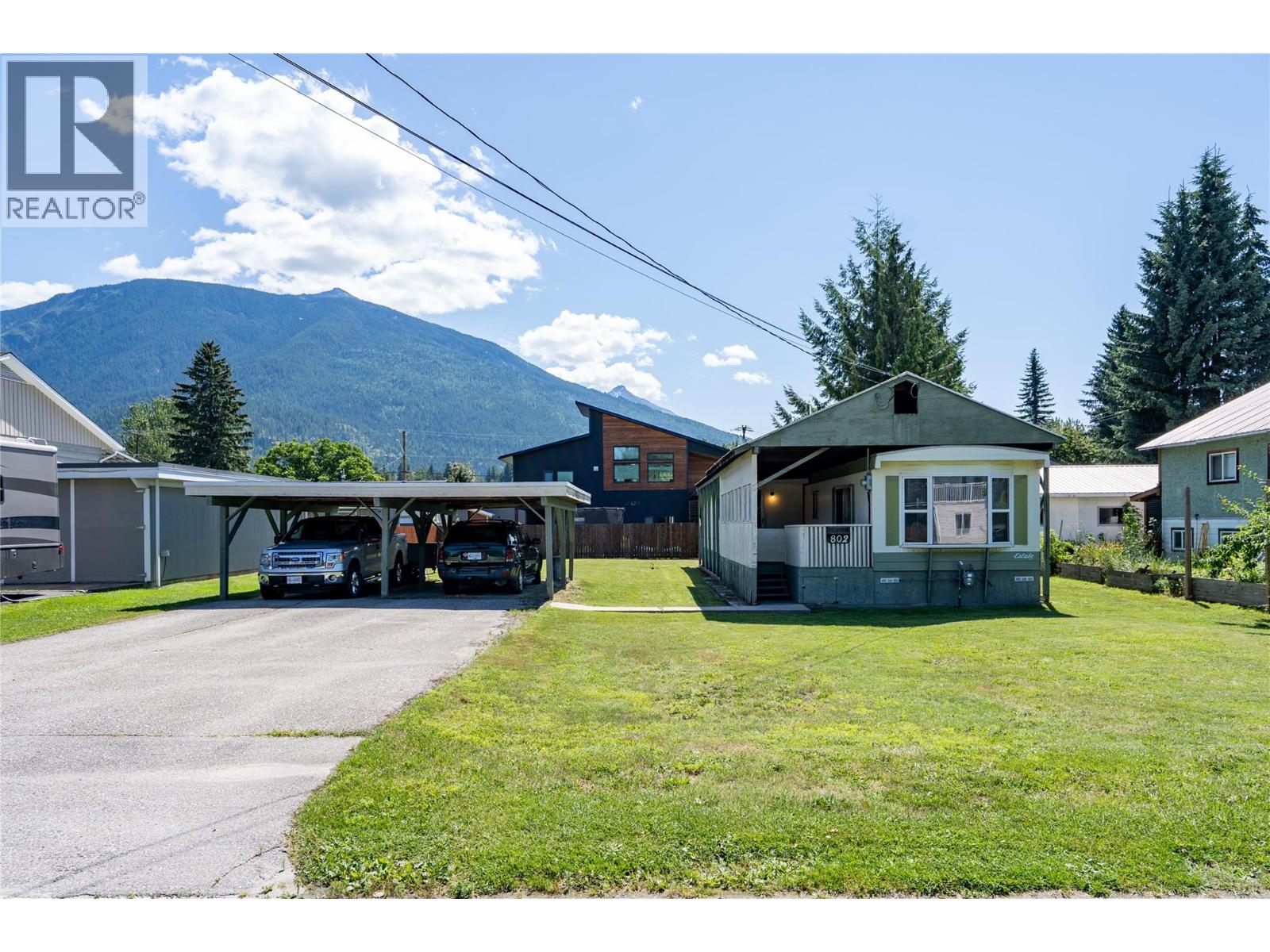 802 Center Street, Revelstoke, British Columbia  V0E 2S0 - Photo 1 - 10356570