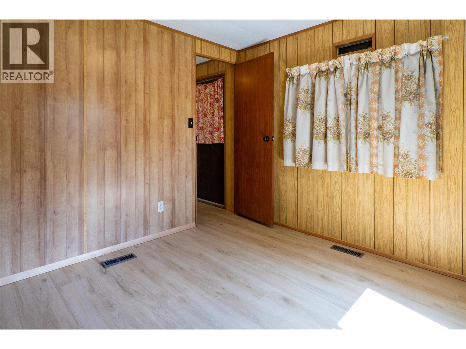 802 Center Street, Revelstoke, British Columbia  V0E 2S0 - Photo 13 - 10356570