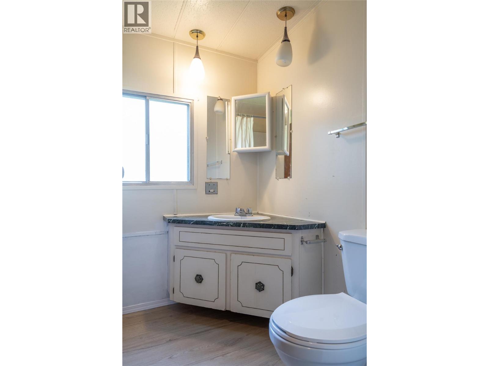 802 Center Street, Revelstoke, British Columbia  V0E 2S0 - Photo 14 - 10356570