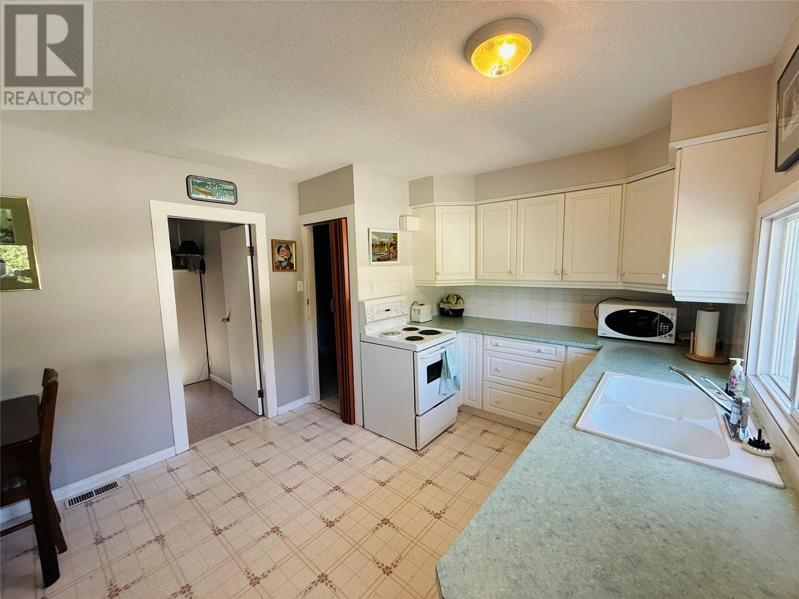 4688 Poplar Street, Windermere, British Columbia  V0B 2L2 - Photo 4 - 10357926