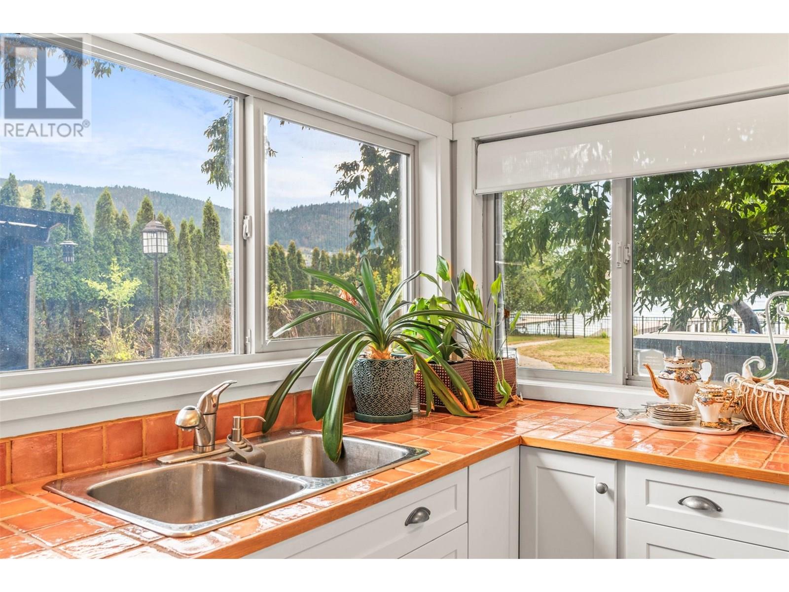 2640 Lakeshore Road, Vernon, British Columbia  V1H 1N1 - Photo 47 - 10357438