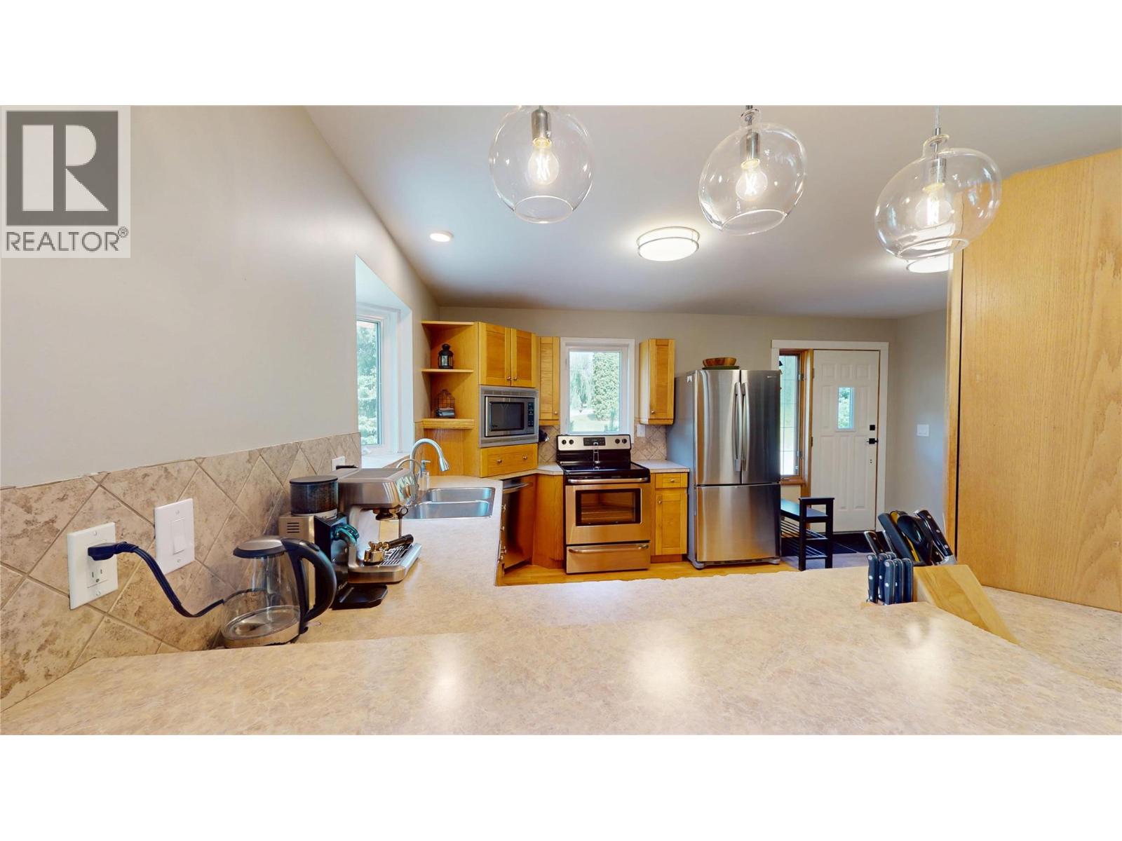 7392 8th Avenue, Hosmer, British Columbia  V0B 1M5 - Photo 8 - 10359204