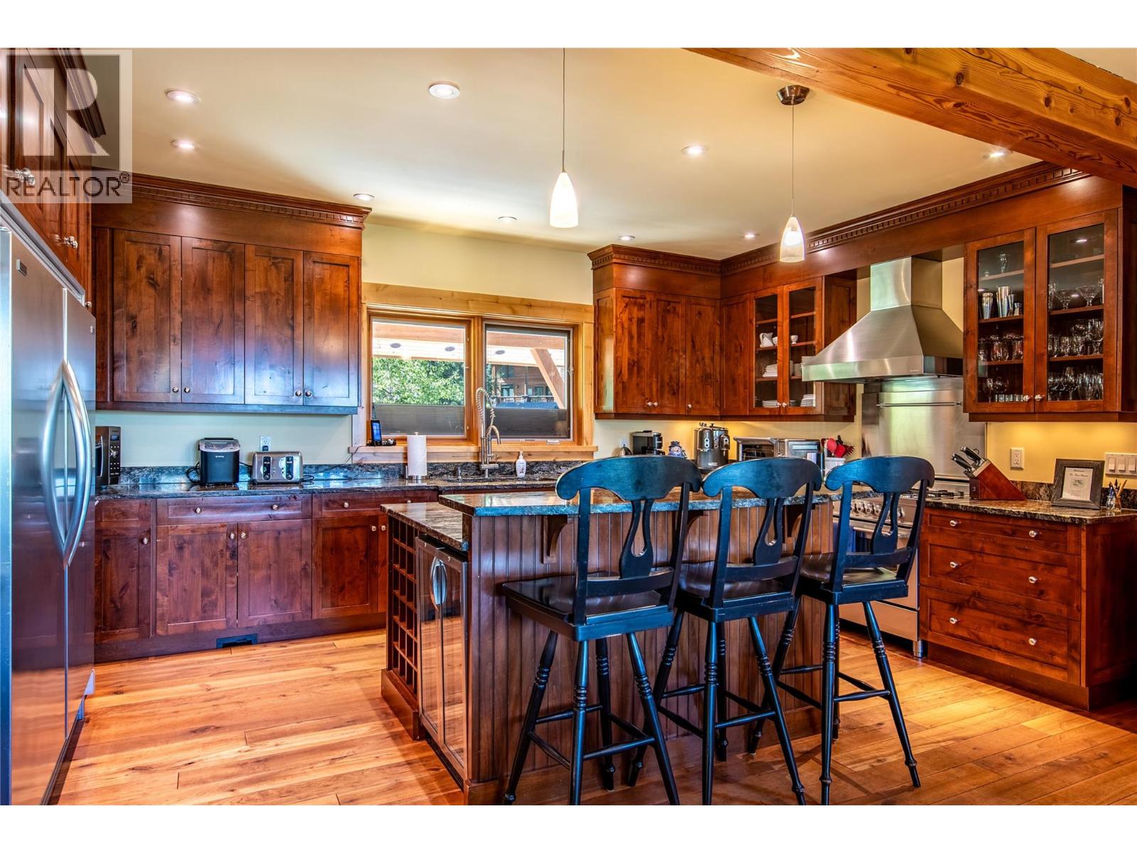 1590 Golden Avenue, Golden, British Columbia  V0A 1H0 - Photo 2 - 10359286