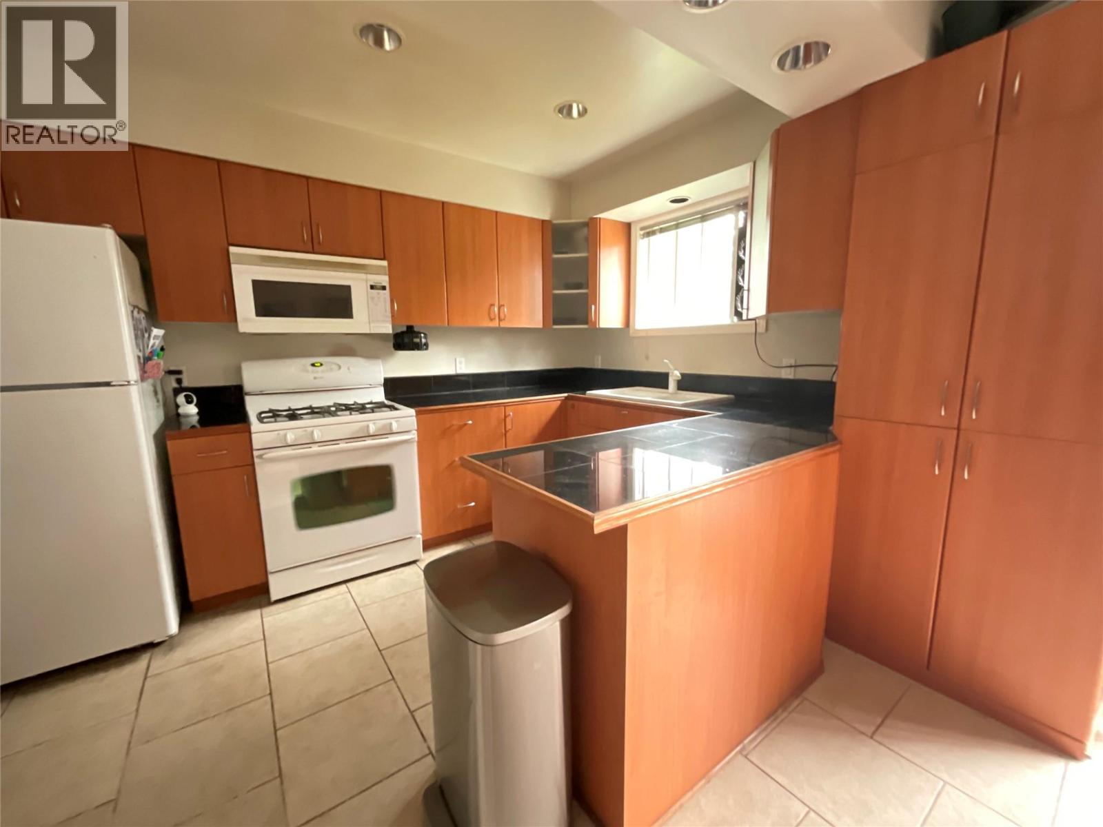 32 Valleyview Place, Tumbler Ridge, British Columbia  V0C 2W0 - Photo 2 - 10358901