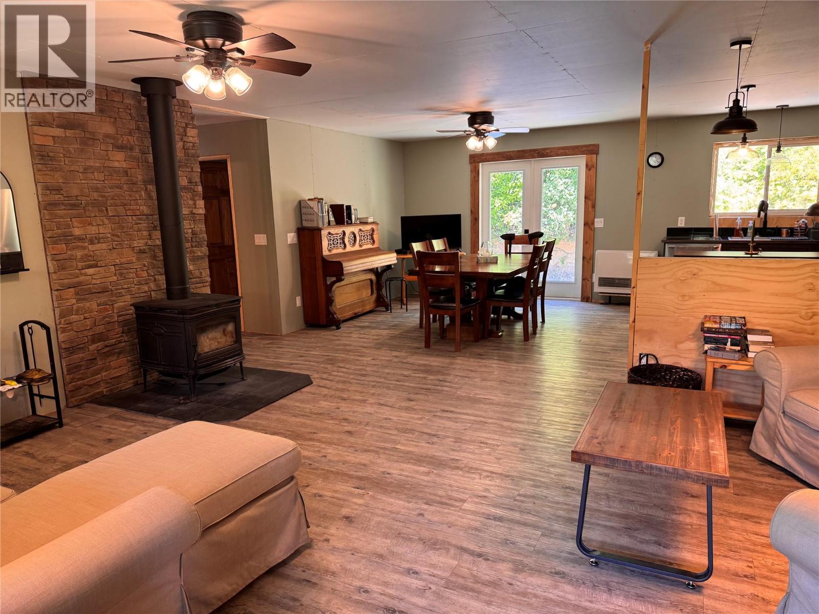 2160 3 Highway, Christina Lake, British Columbia  V0H 1E3 - Photo 13 - 10357524