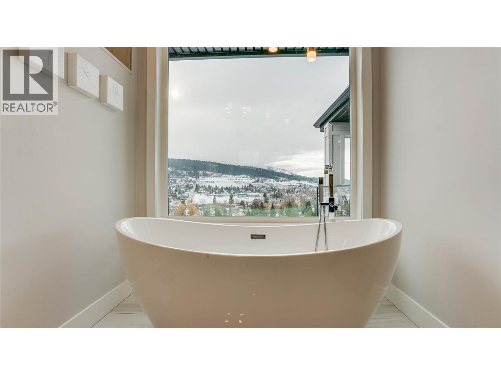 8792 Cortland Place, Coldstream, British Columbia  V1B 4B8 - Photo 39 - 10359612