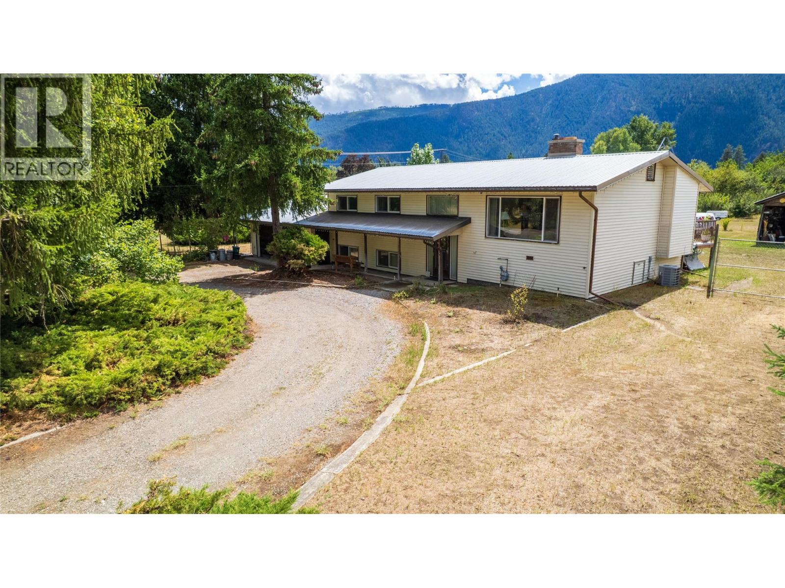 1270 59 Avenue, Grand Forks, British Columbia  V0H 1H0 - Photo 2 - 10359653