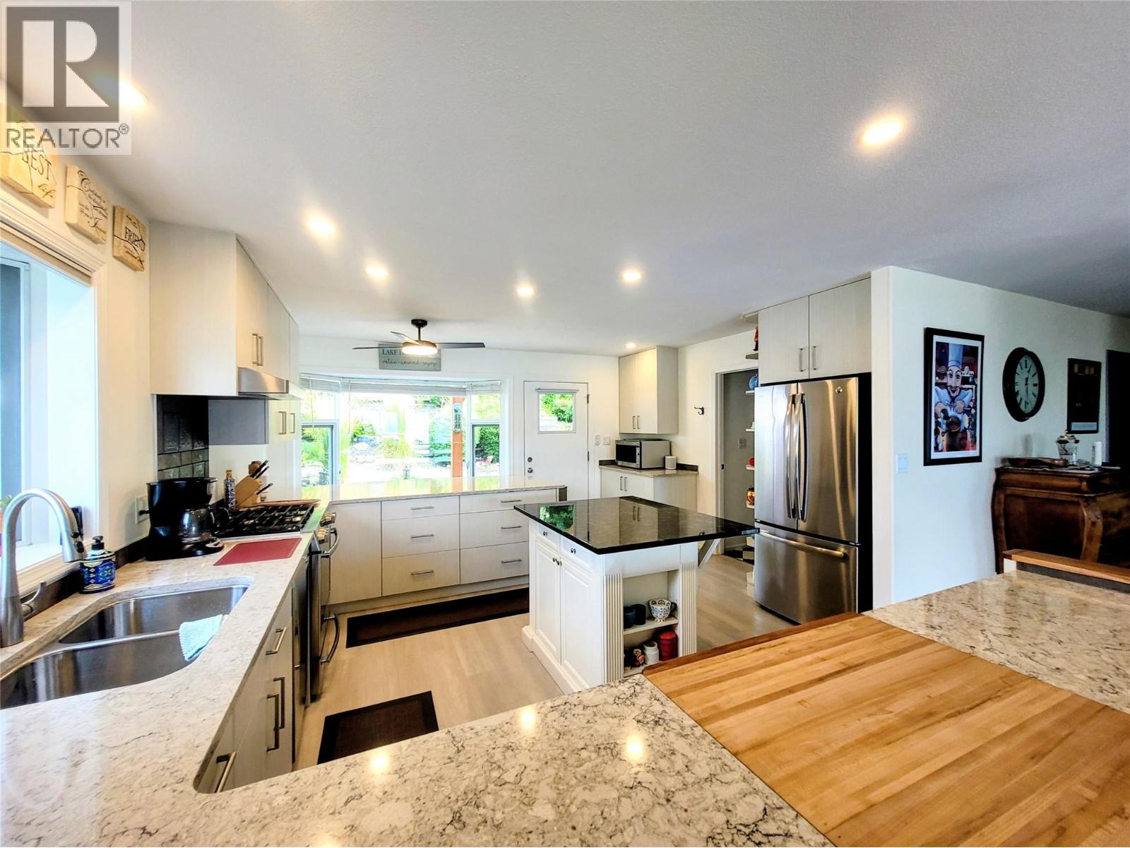 4410 Lakeshore Road Ne, Salmon Arm, British Columbia  V1E 3N6 - Photo 11 - 10360691