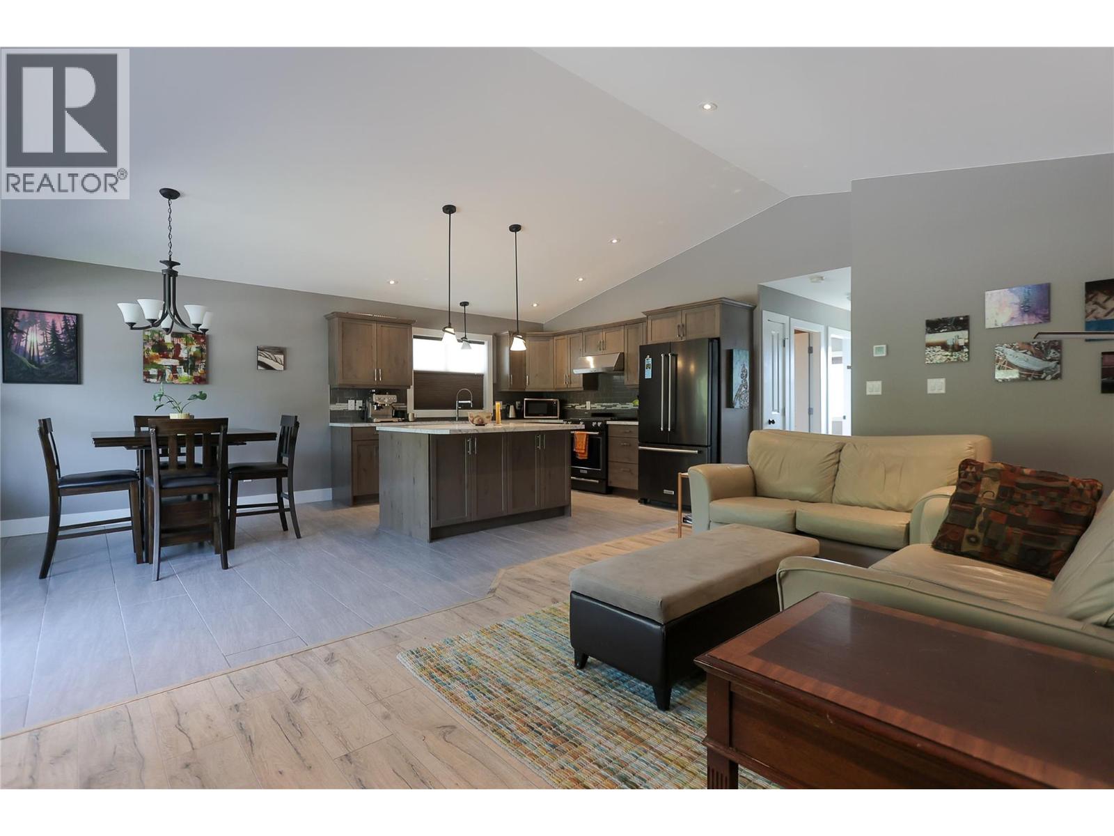 3905 16th Avenue, Castlegar, British Columbia  V1N 4X8 - Photo 3 - 10361604