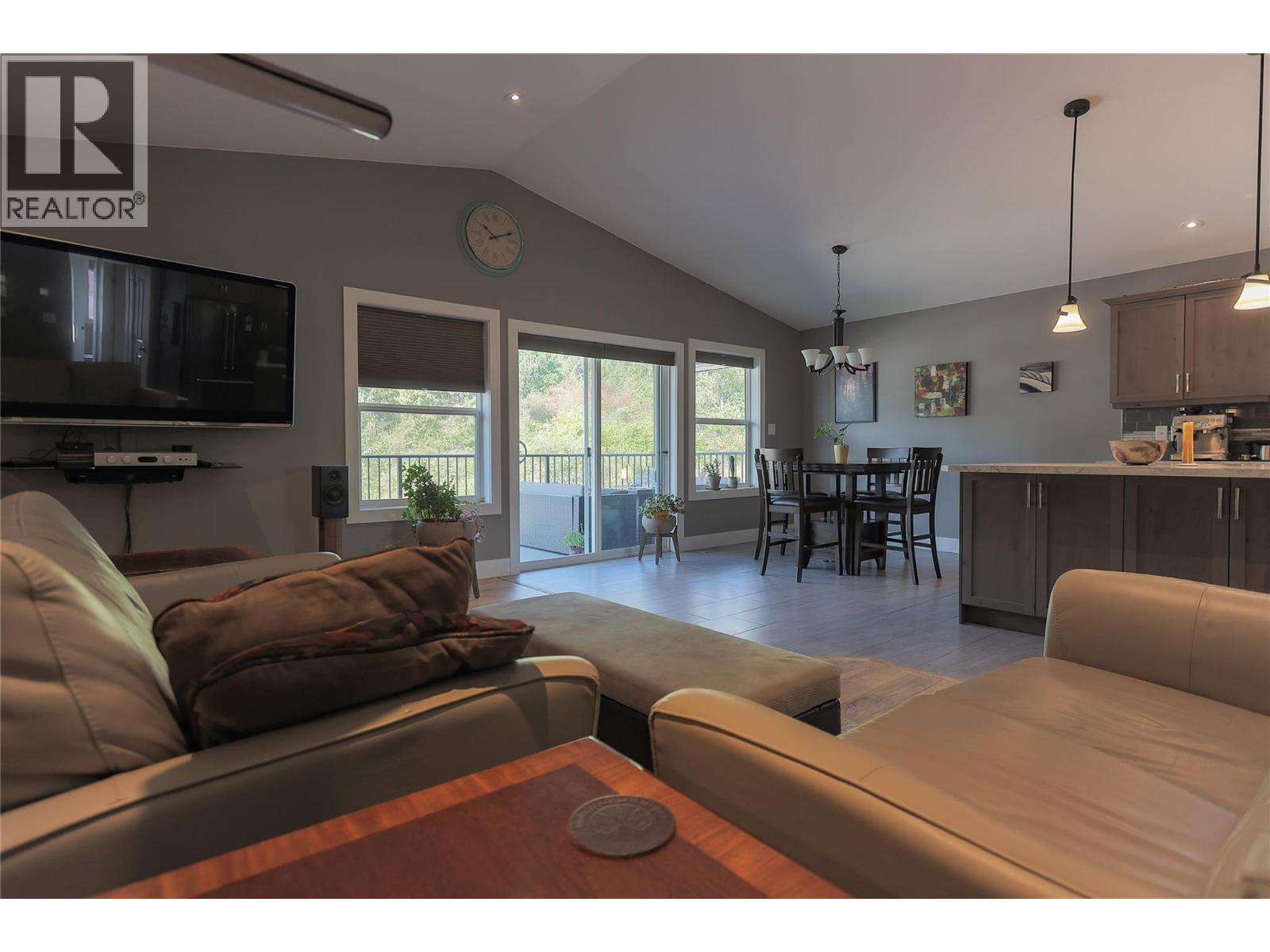 3905 16th Avenue, Castlegar, British Columbia  V1N 4X8 - Photo 8 - 10361604