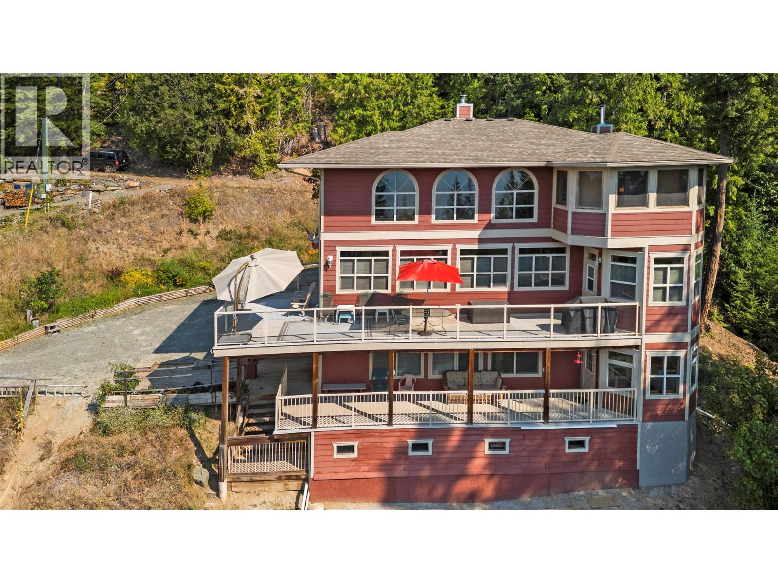 7666 Lichen Road, Anglemont, British Columbia  V0E 1M8 - Photo 3 - 10361752