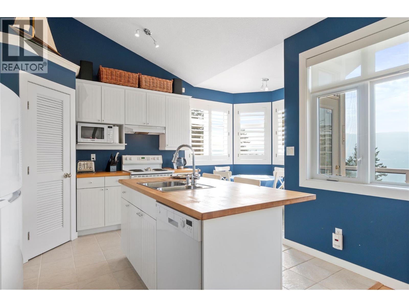 7660 Lichen Road, Anglemont, British Columbia  V0E 1M8 - Photo 18 - 10361892