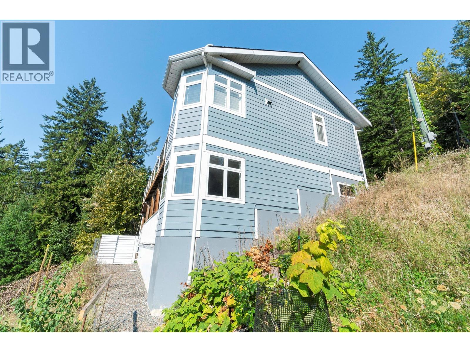 7660 Lichen Road, Anglemont, British Columbia  V0E 1M8 - Photo 3 - 10361892