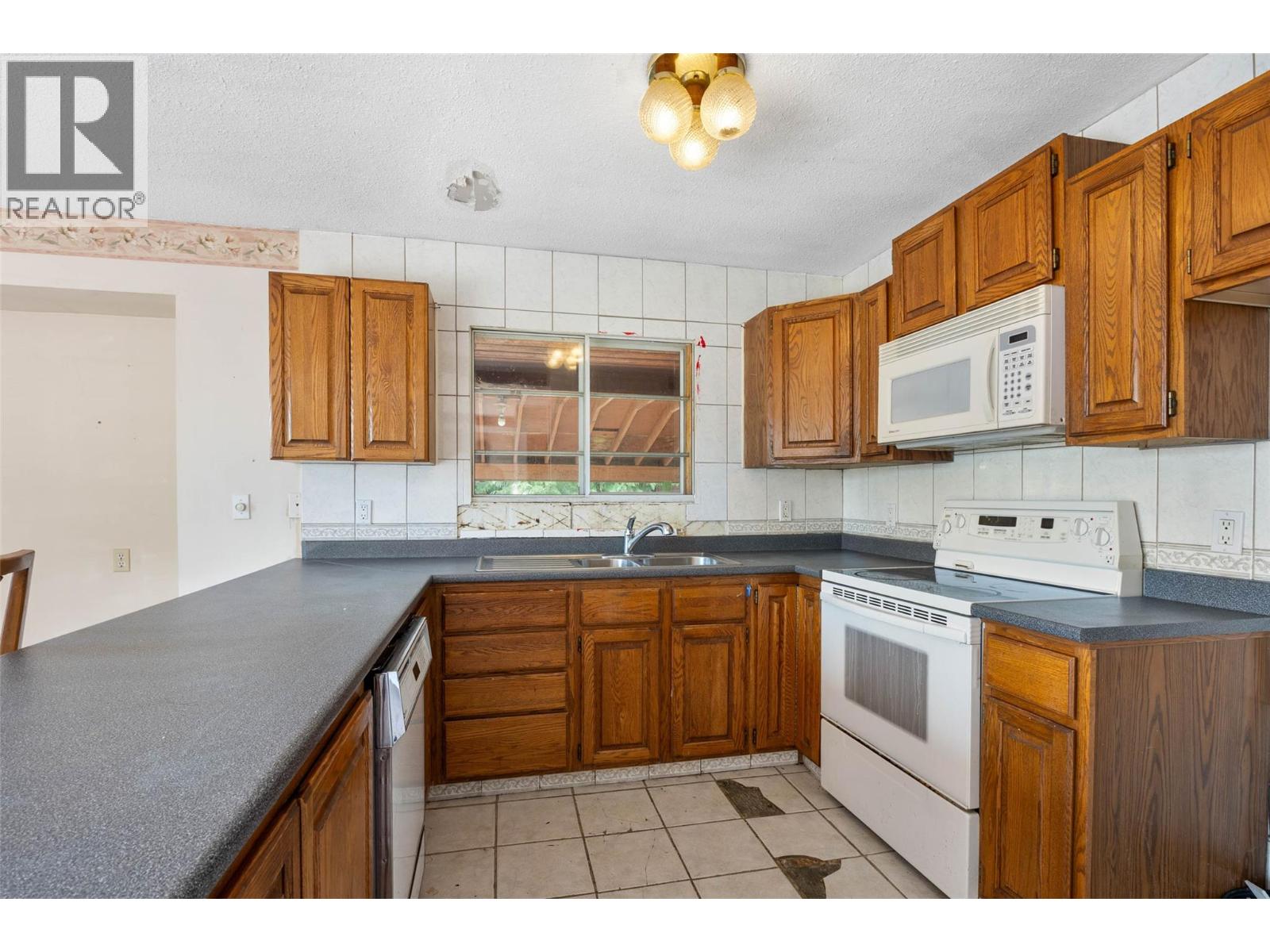 2795 Vickers Trail, Anglemont, British Columbia  V0E 1M8 - Photo 17 - 10361956