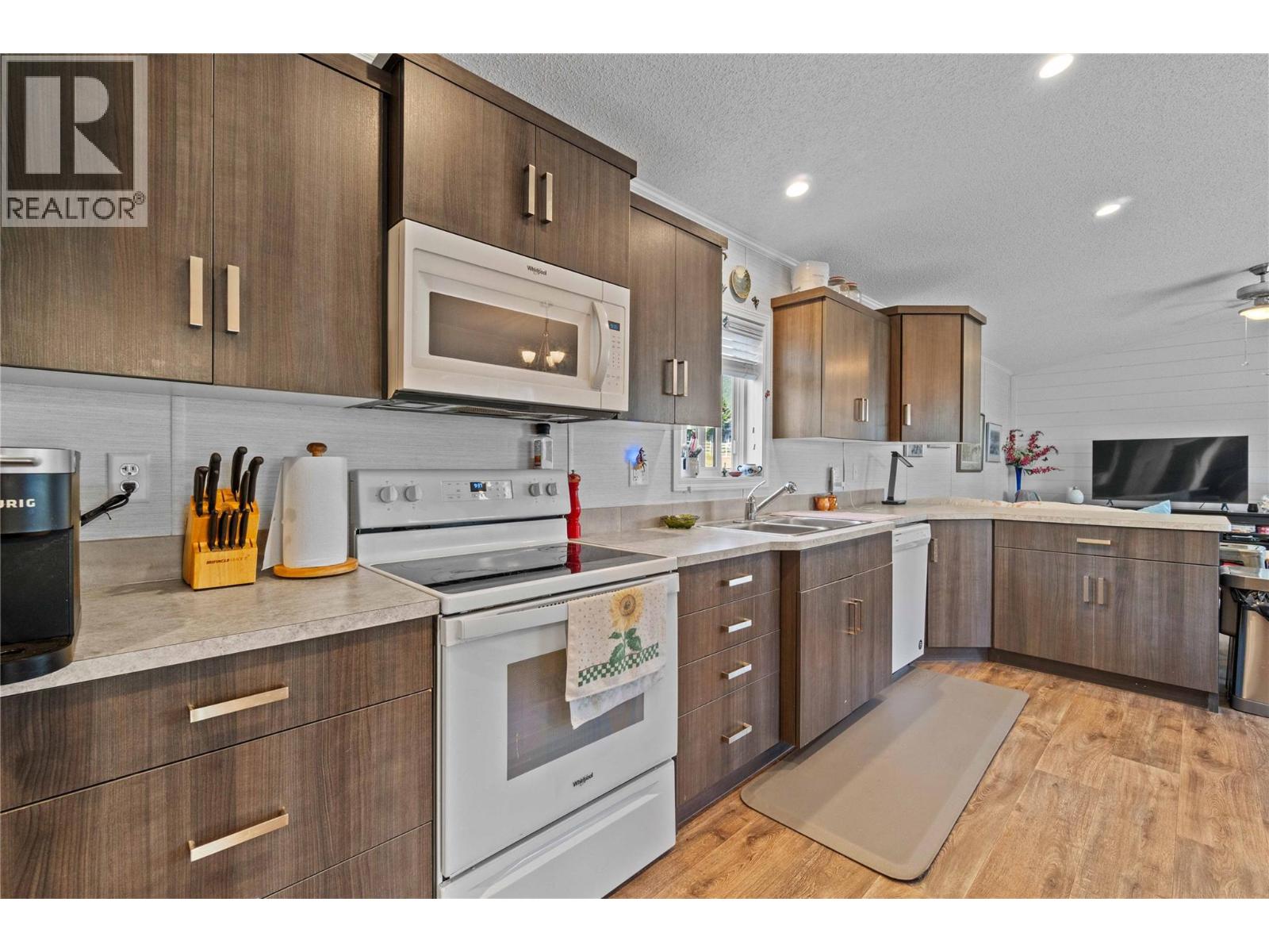 3700 50 Street, Salmon Arm, British Columbia  V1E 3A9 - Photo 89 - 10362447