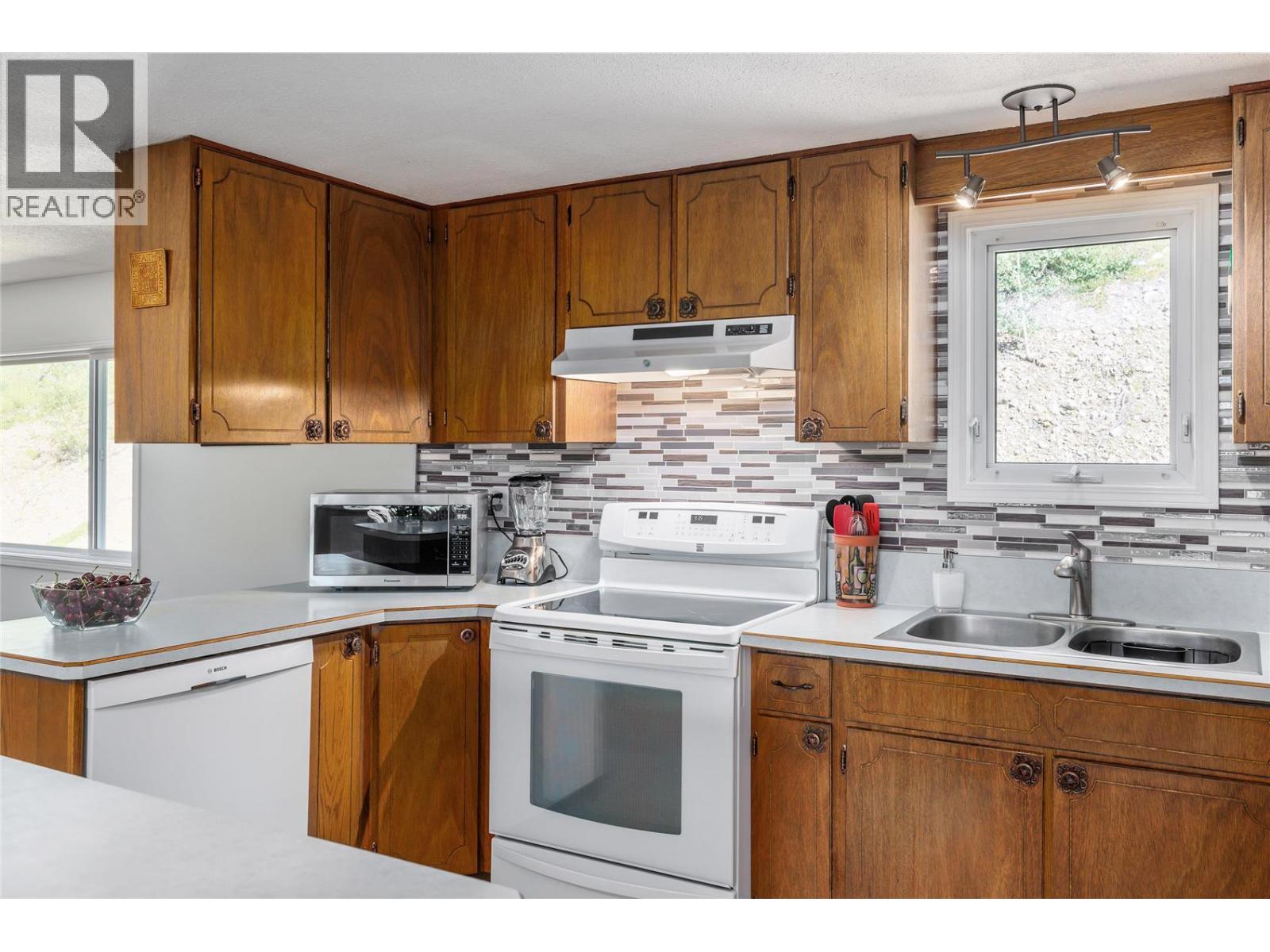 8514 Sun Valley Road, Kelowna, British Columbia  V1P 1J3 - Photo 6 - 10362704