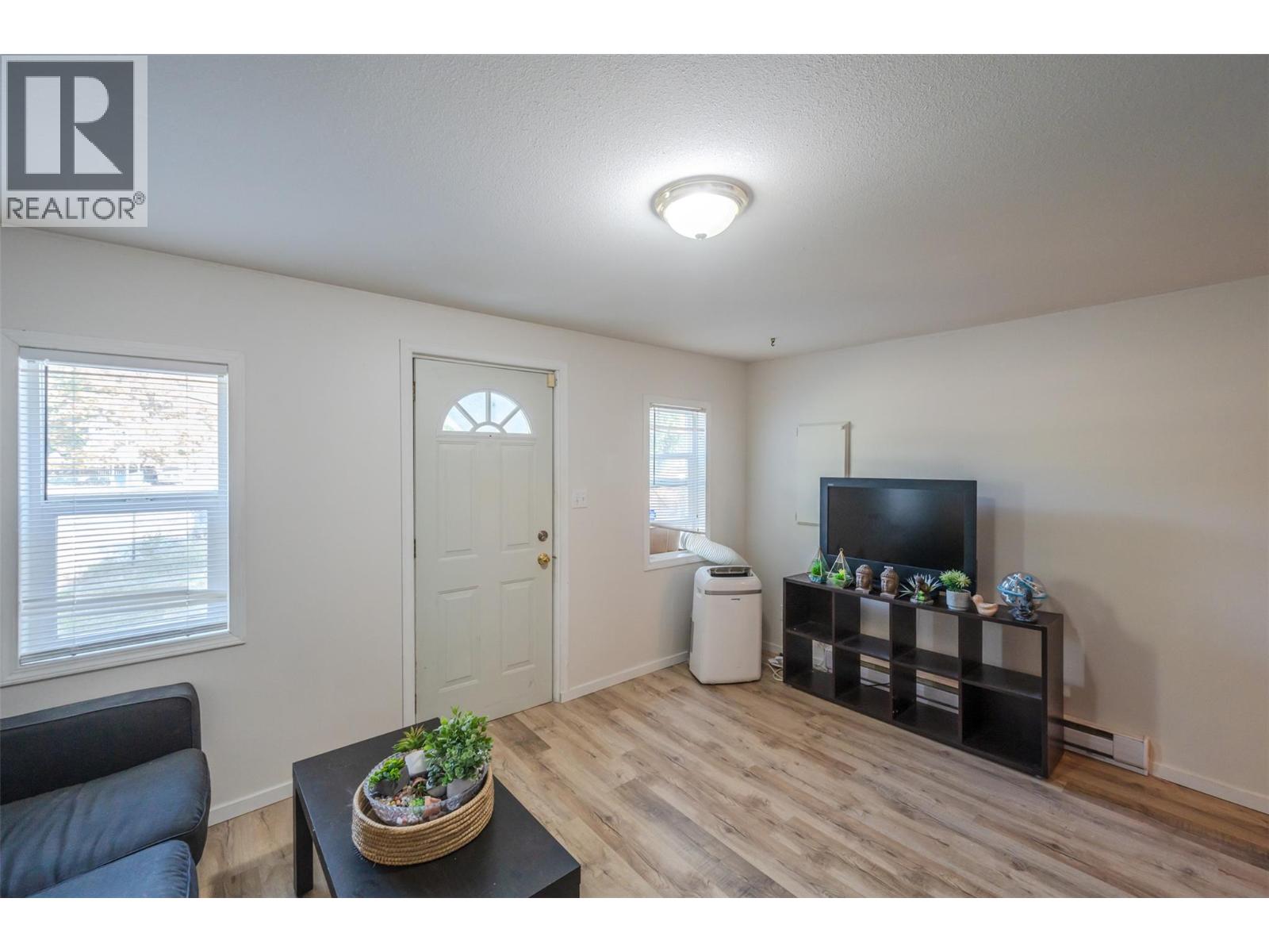 468 Wade Avenue W, Penticton, British Columbia  V2A 1V4 - Photo 2 - 10362736