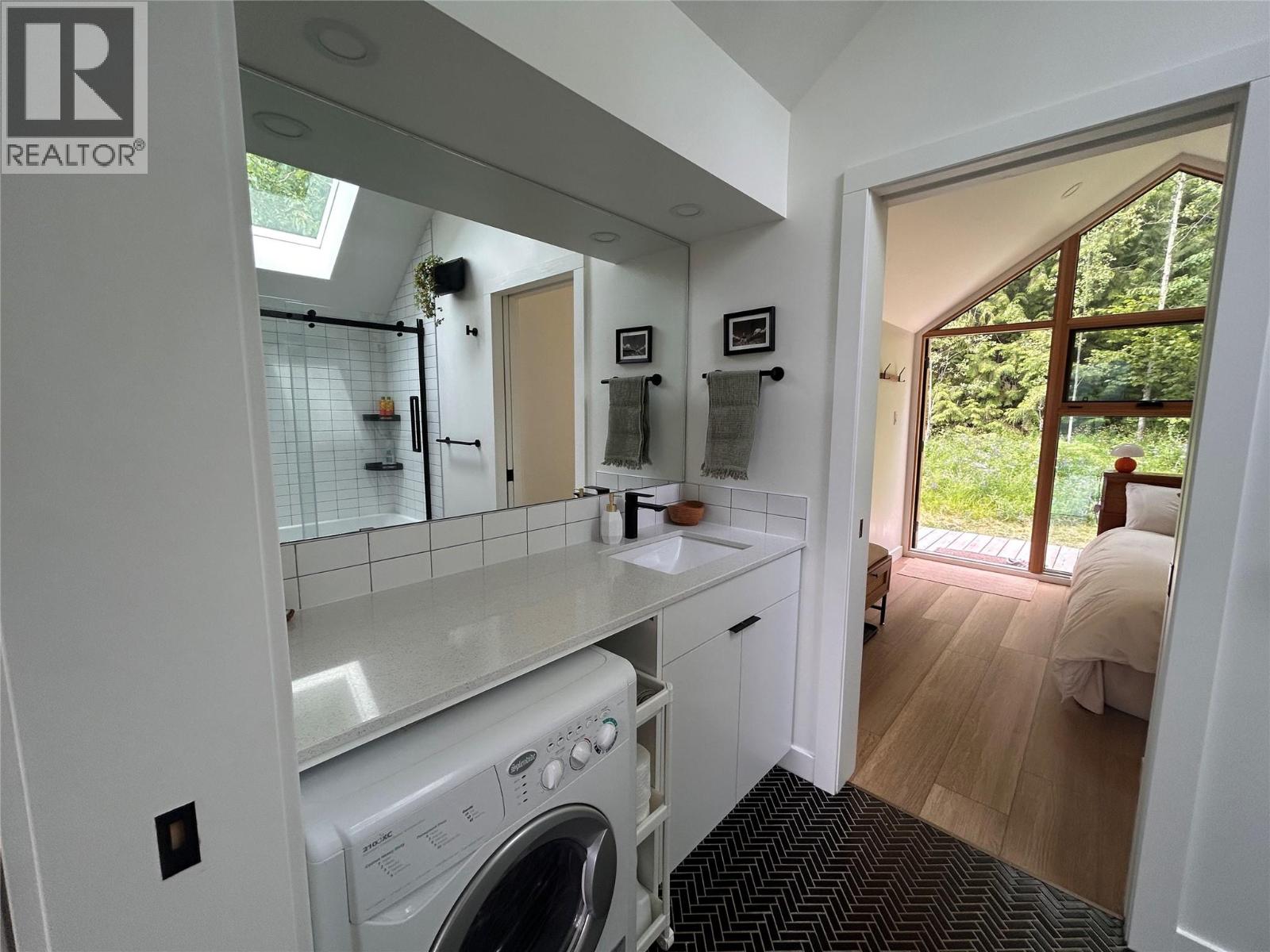 2715 3b Highway, Rossland, British Columbia  V0G 1Y0 - Photo 14 - 10356557