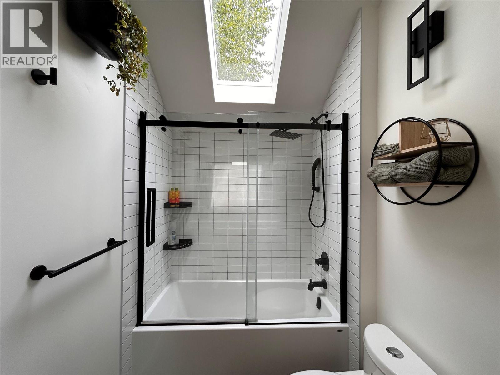 2715 3b Highway, Rossland, British Columbia  V0G 1Y0 - Photo 15 - 10356557