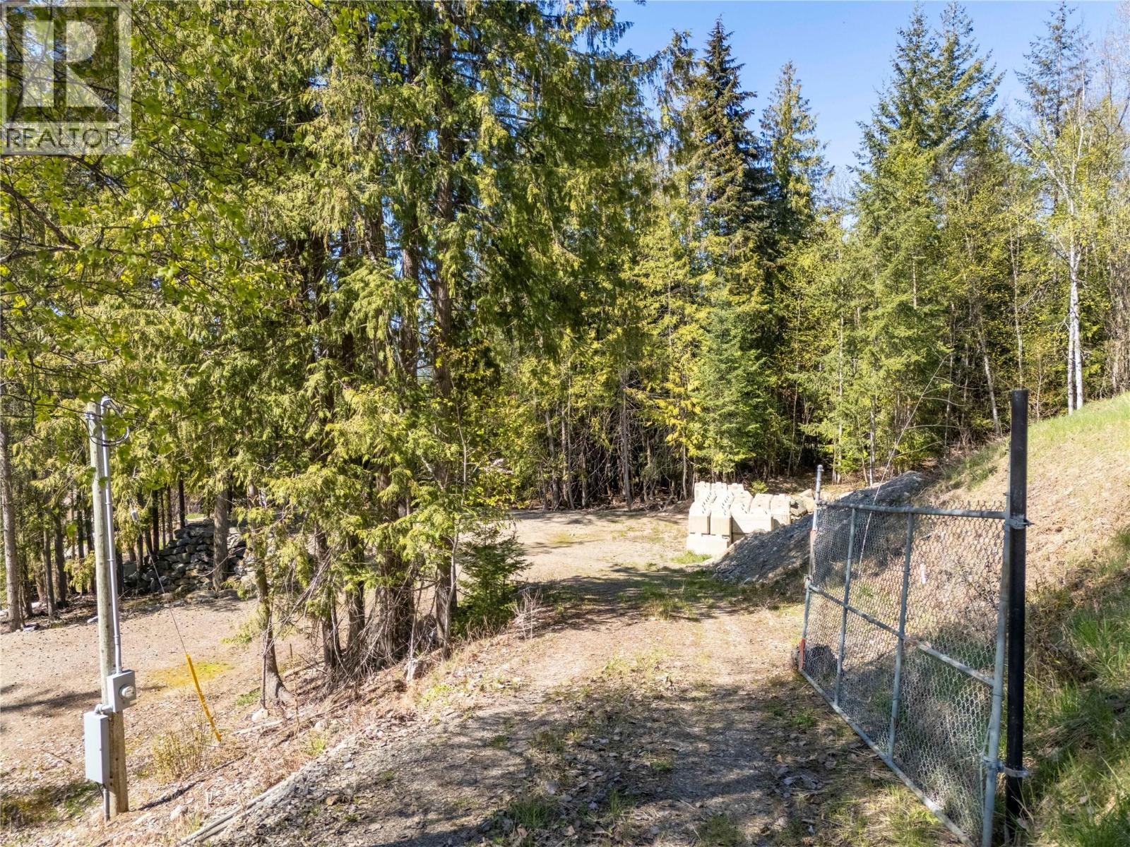 2699 Fraser Road, Anglemont, British Columbia  V0E 1M8 - Photo 13 - 10362619