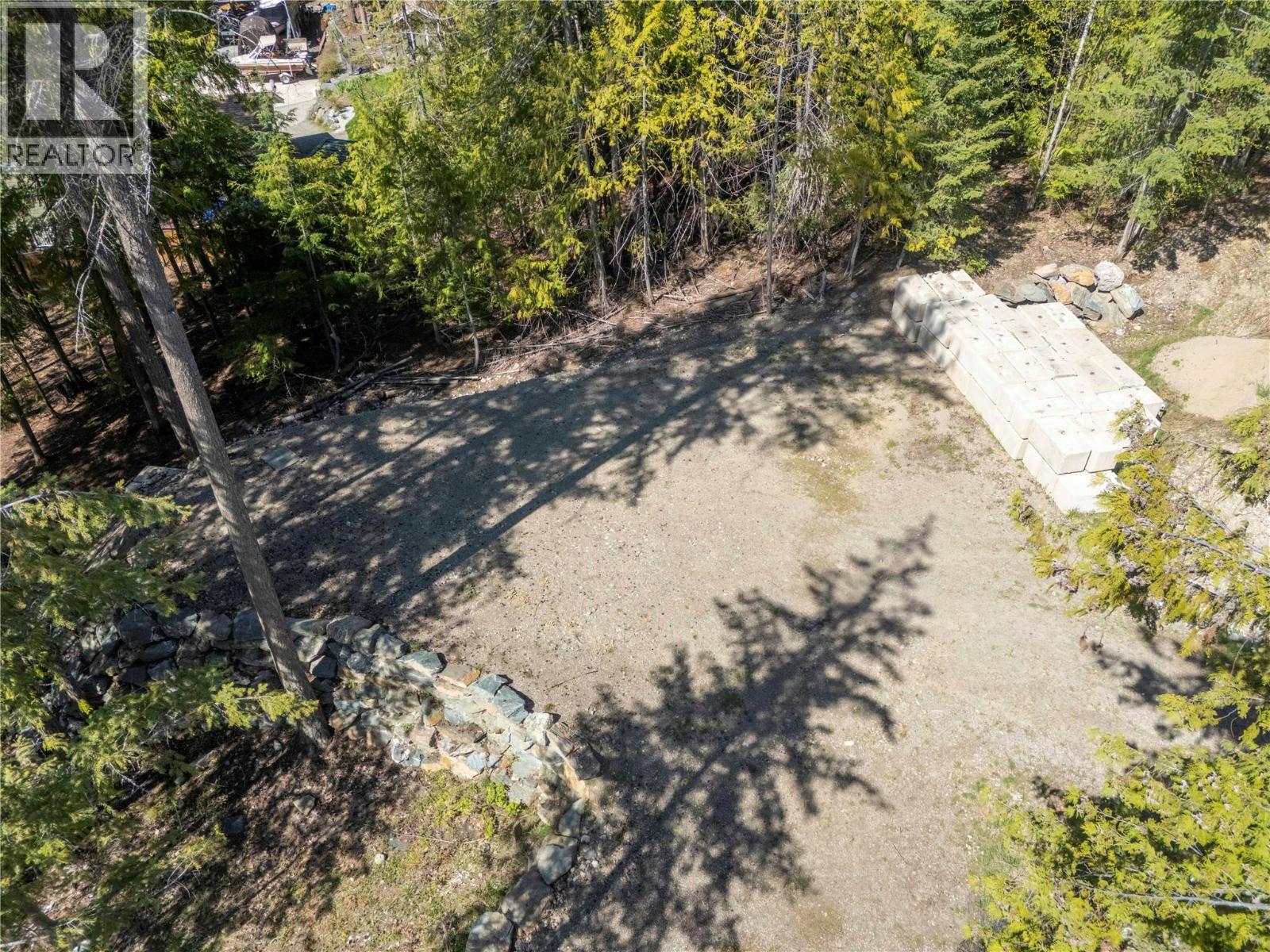 2699 Fraser Road, Anglemont, British Columbia  V0E 1M8 - Photo 16 - 10362619
